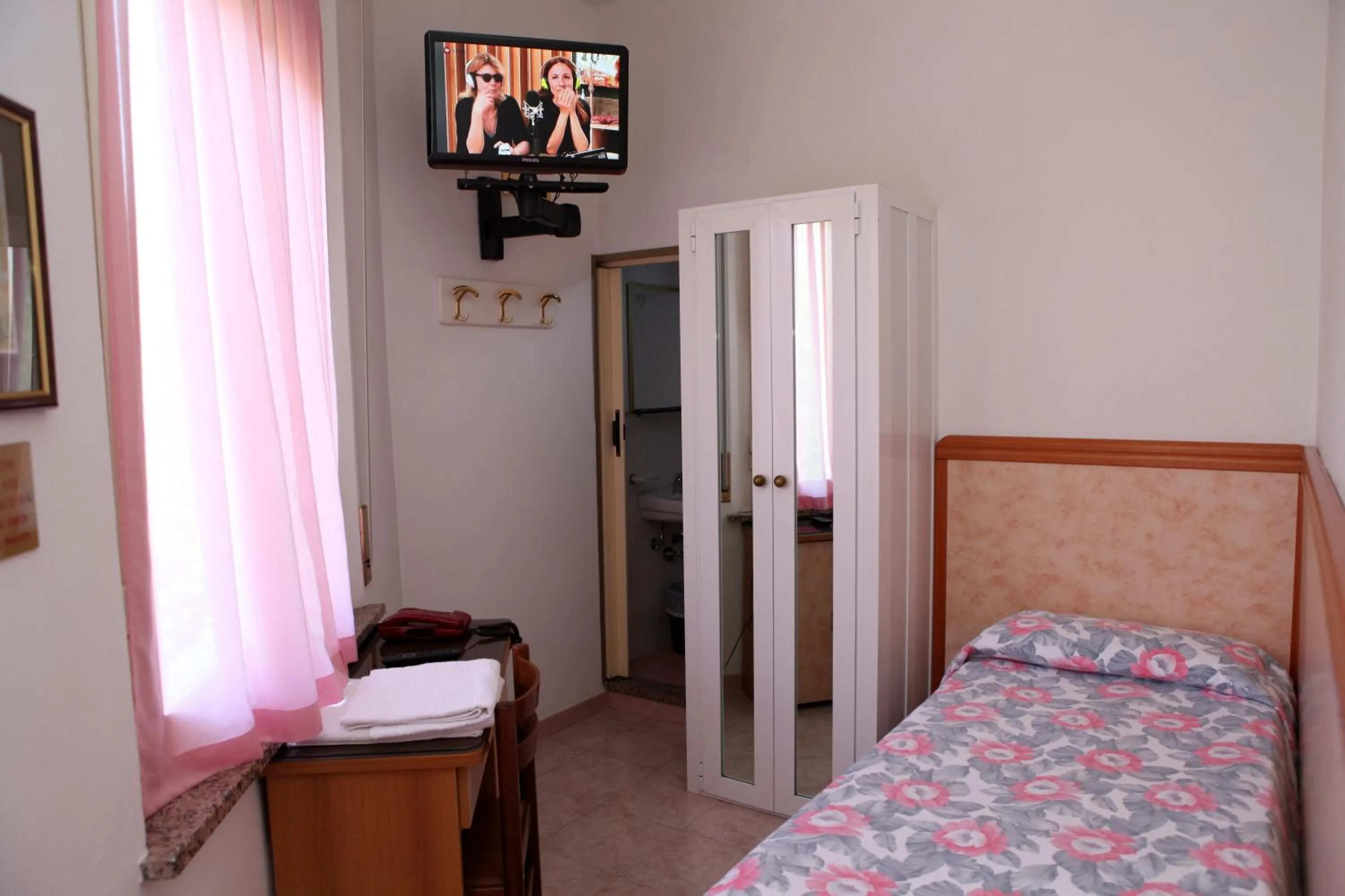 Photo of the whole room in Hotel Parigi