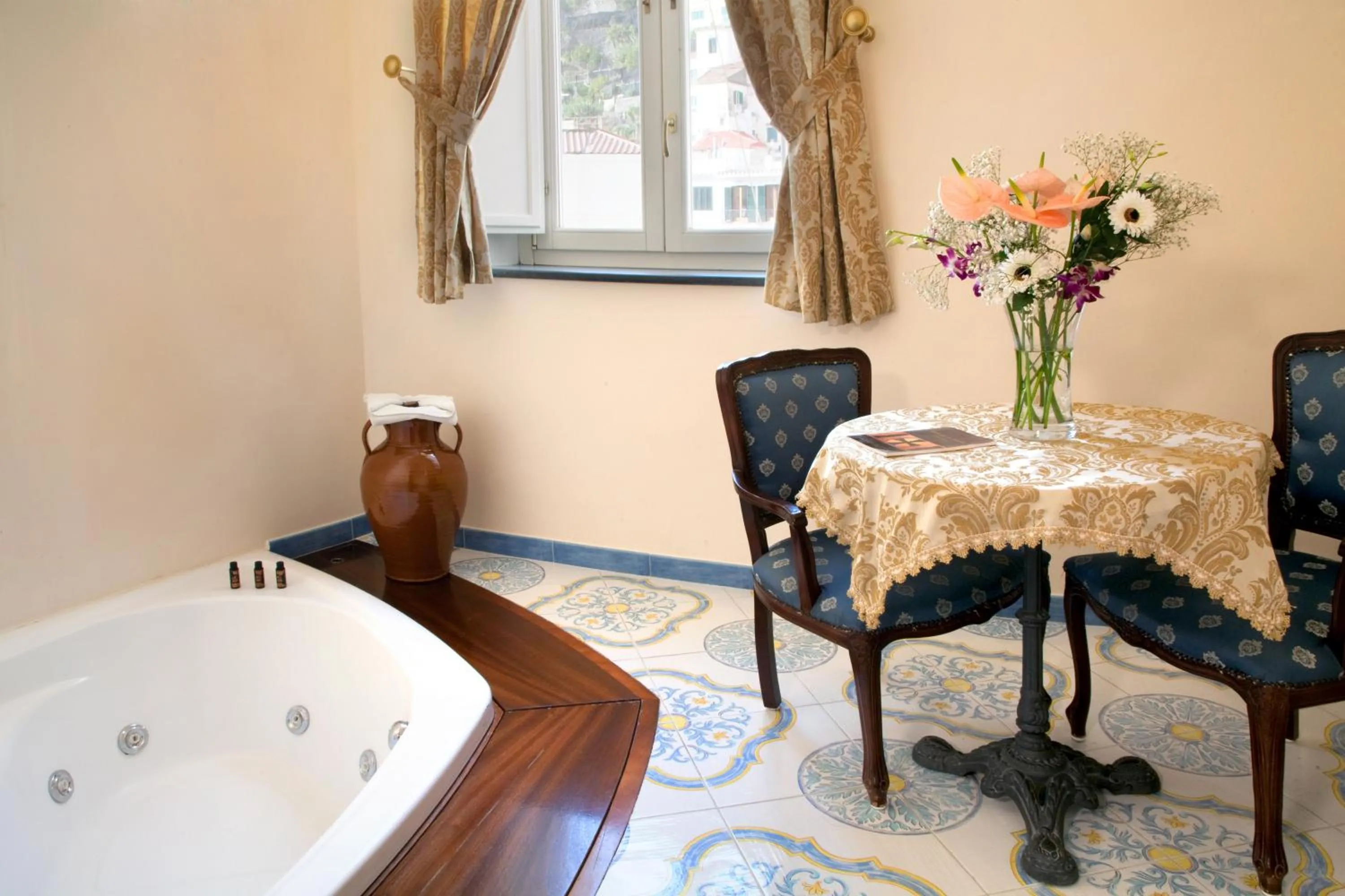 Hot Tub in Hotel L'Antico Convitto