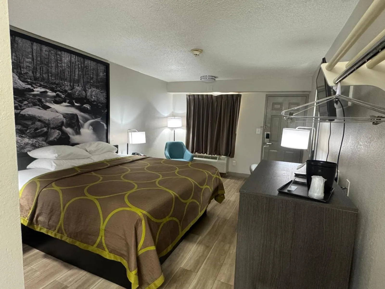 Bedroom, Bed in Super 8 by Wyndham Charleston WV