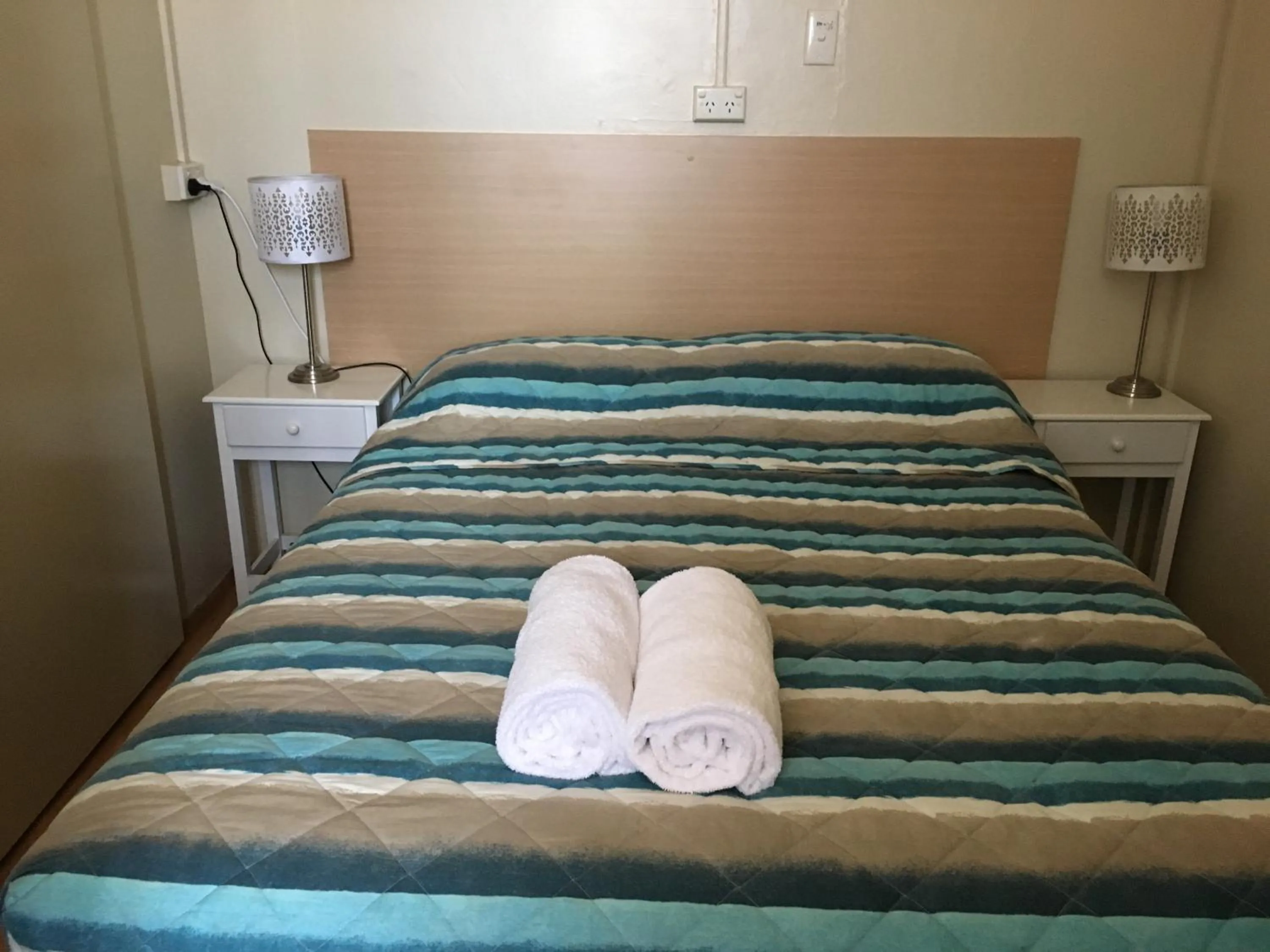 Bed in Plantation Park Motor Inn