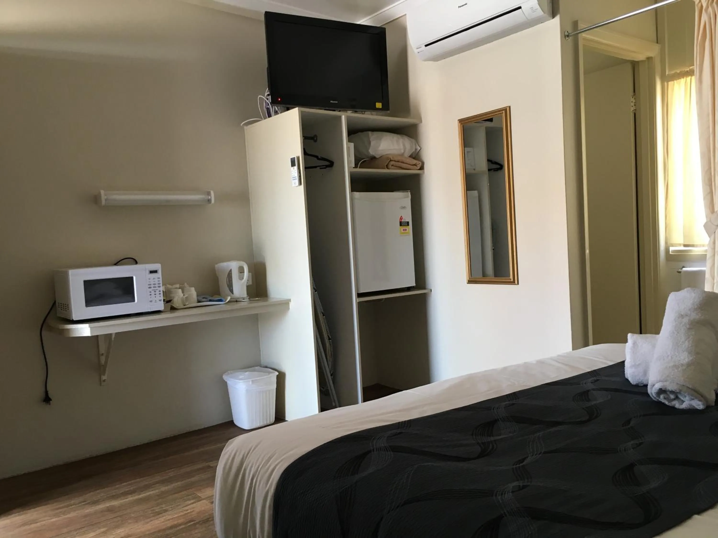 Bed in Plantation Park Motor Inn