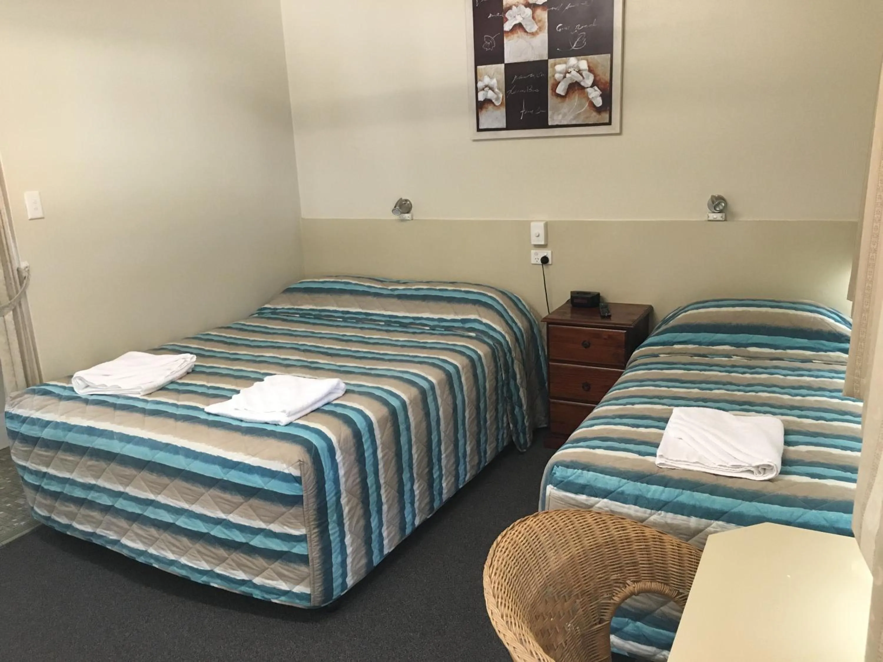 Bed in Plantation Park Motor Inn