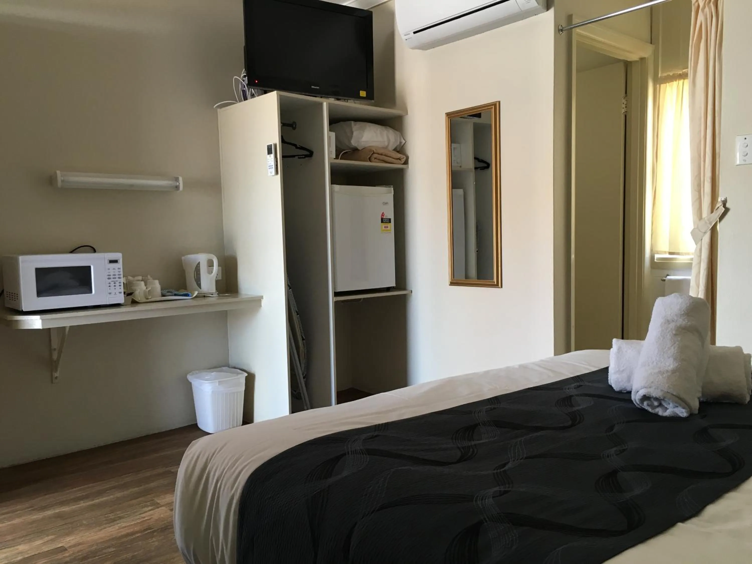 Bed in Plantation Park Motor Inn