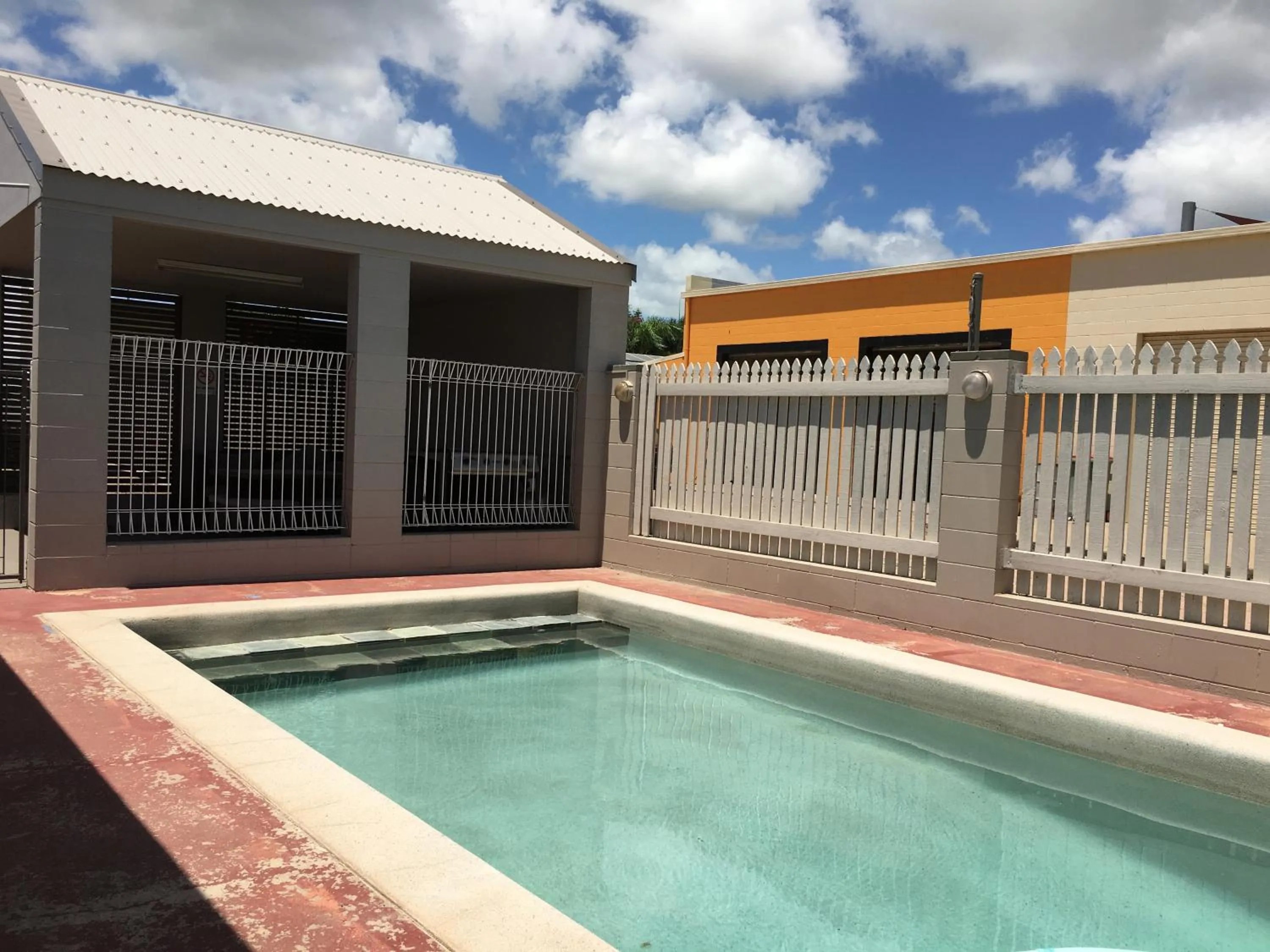 Swimming pool in Plantation Park Motor Inn
