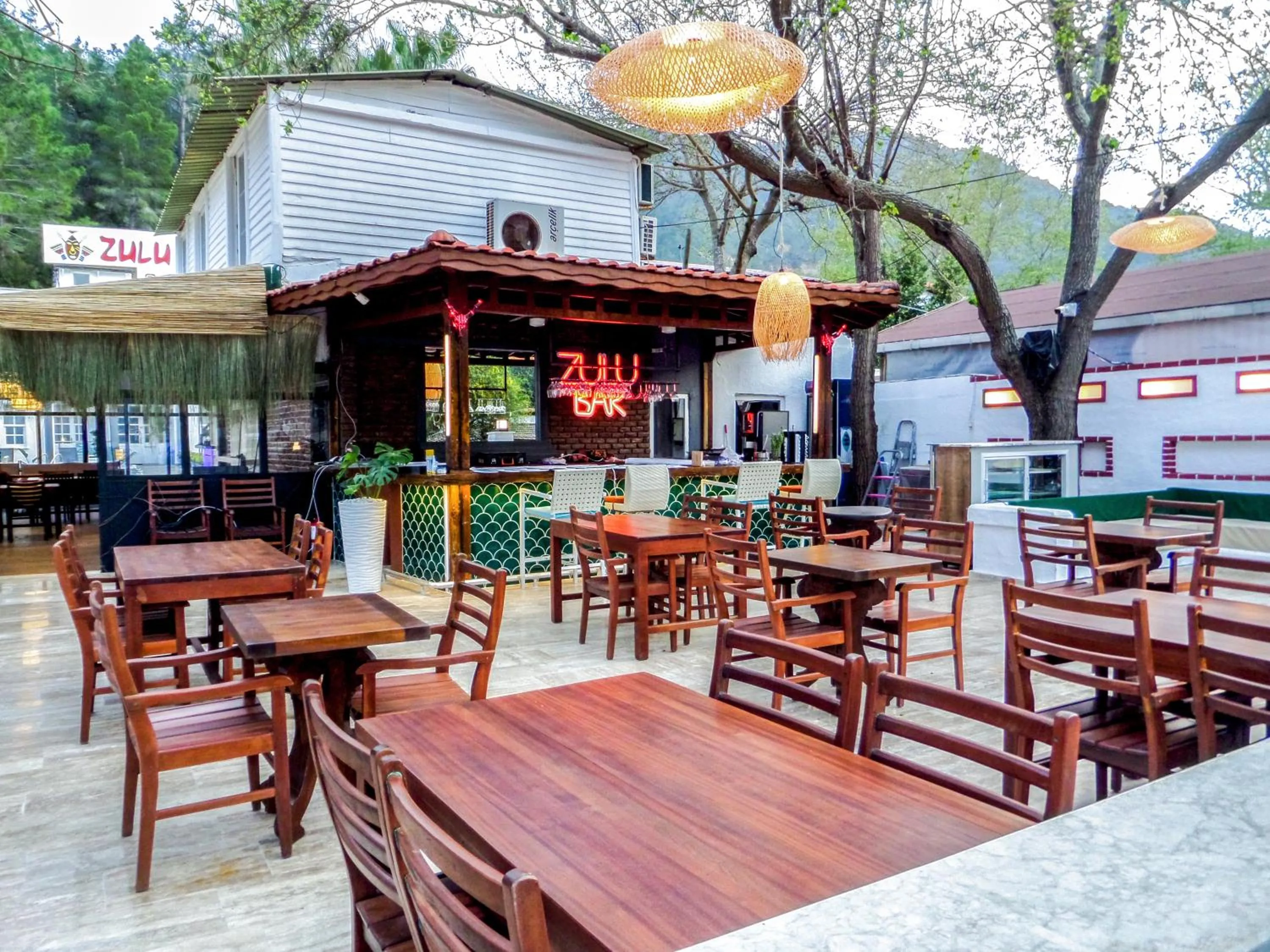 Restaurant/places to eat in Zulu Hotel