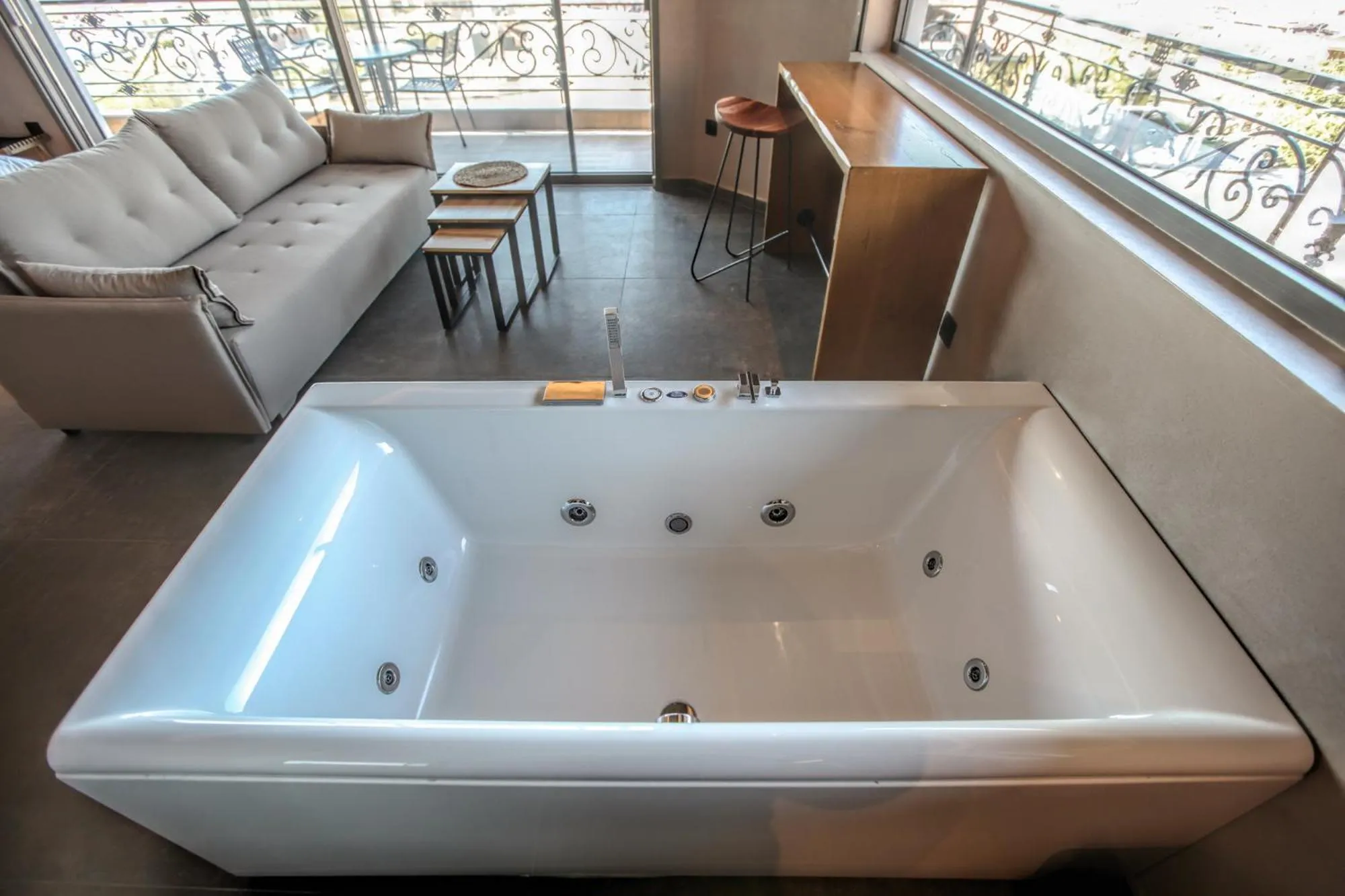 Hot Tub in Meteora Heaven and Earth premium suites - Adults Friendly