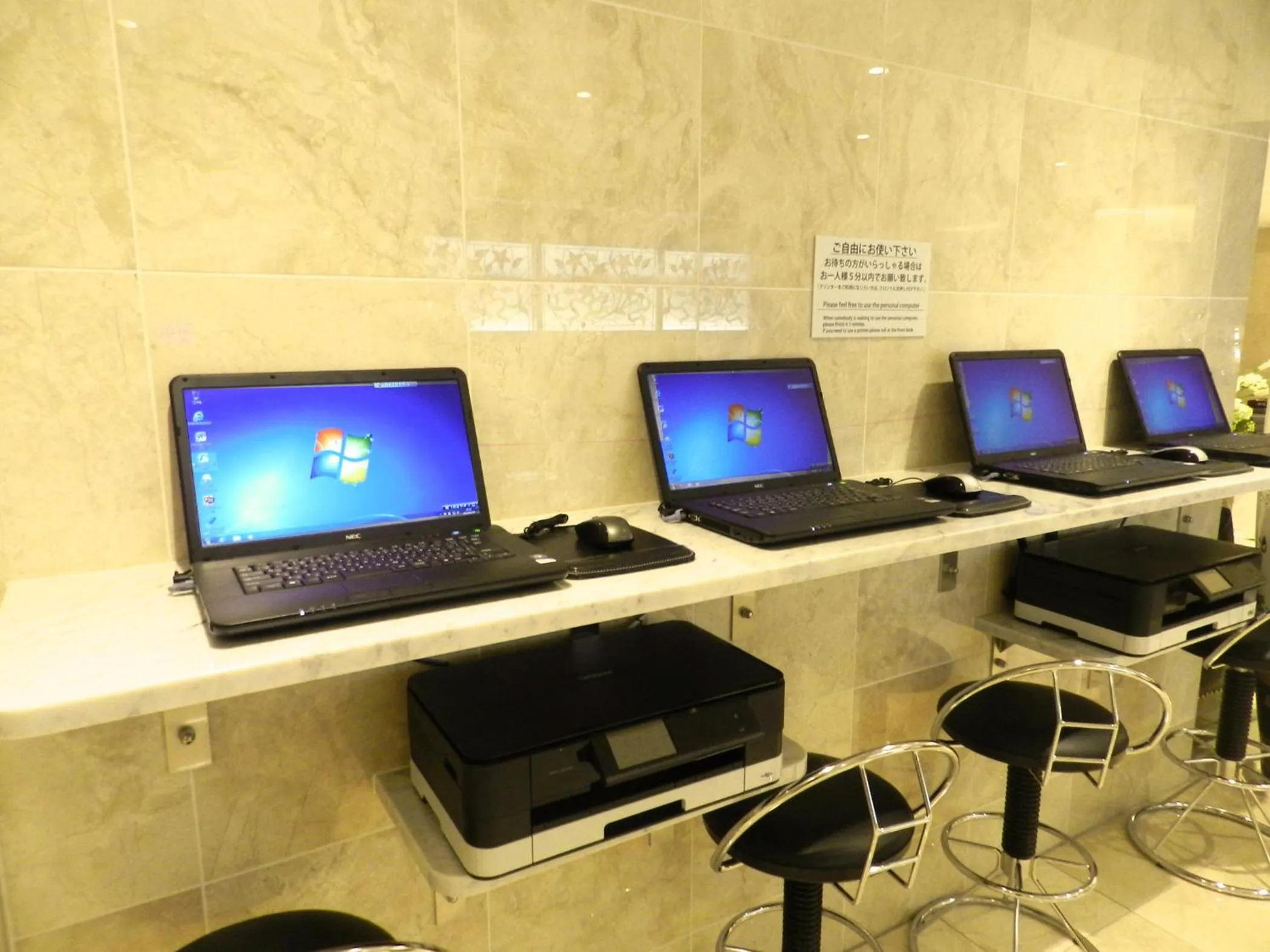 Business facilities in Check in Shijokarasuma