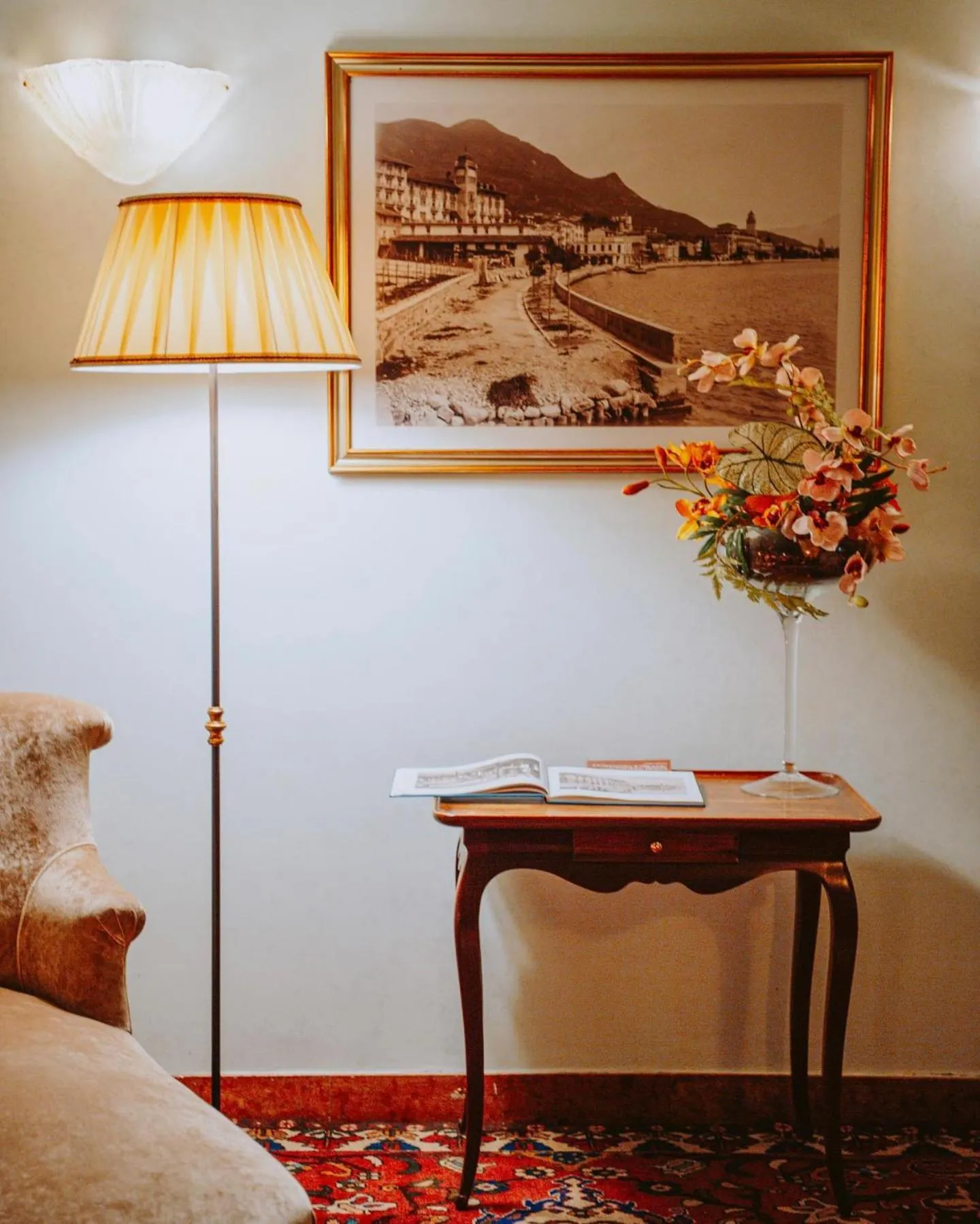 Communal lounge/ TV room, Bed in Hotel Savoy Palace