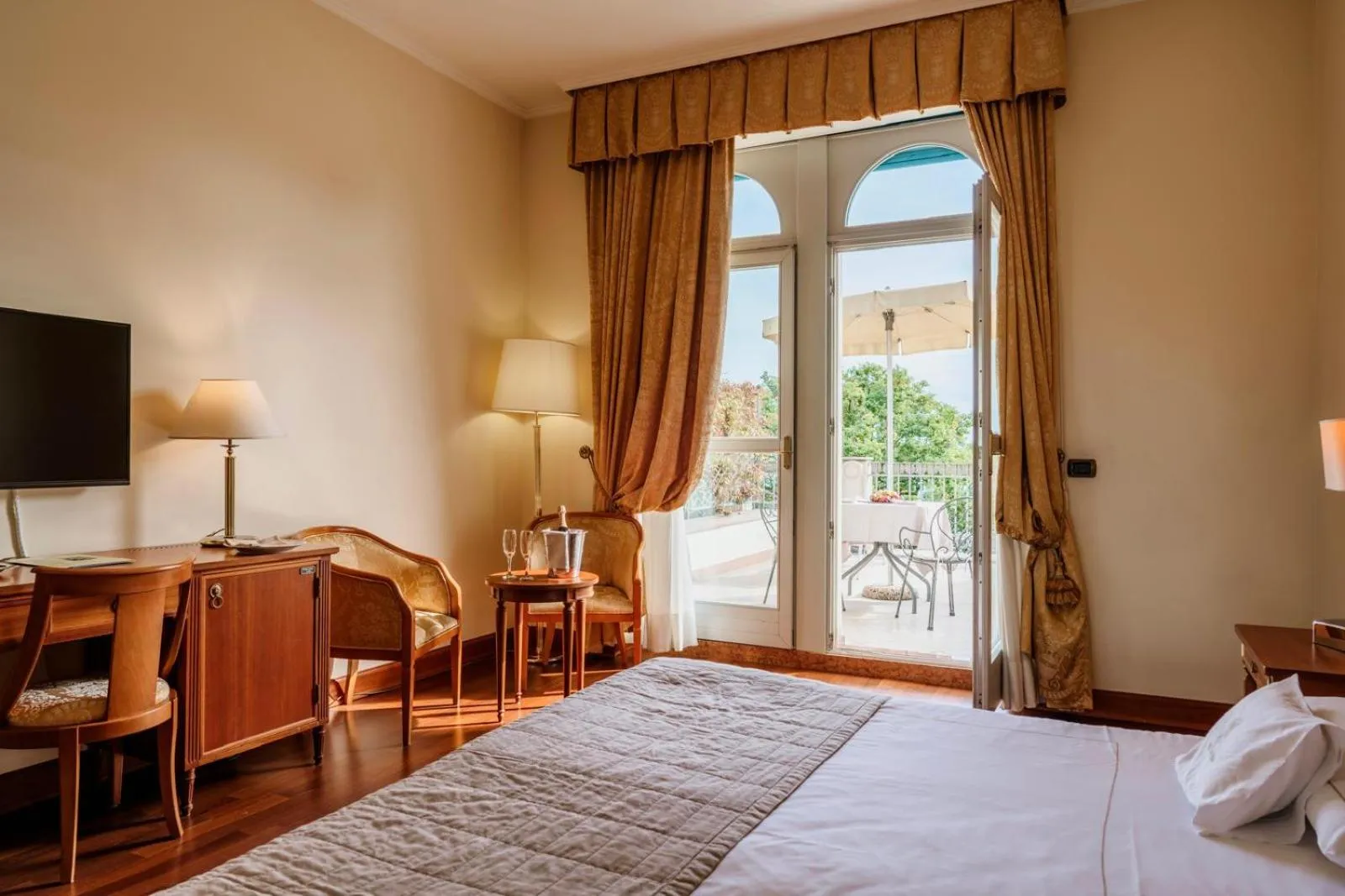 Bedroom, Bed in Hotel Savoy Palace