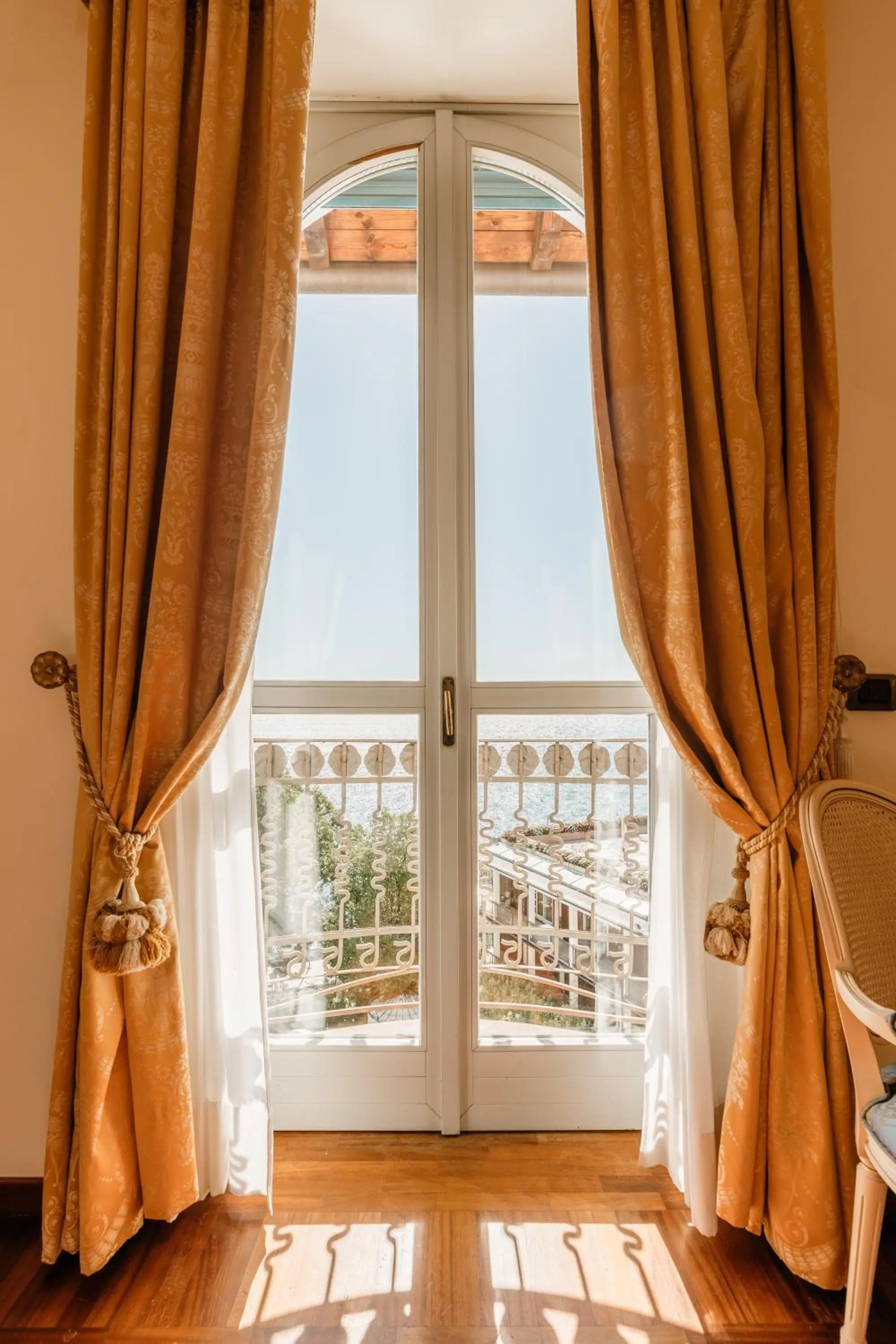 View (from property/room), Bed in Hotel Savoy Palace