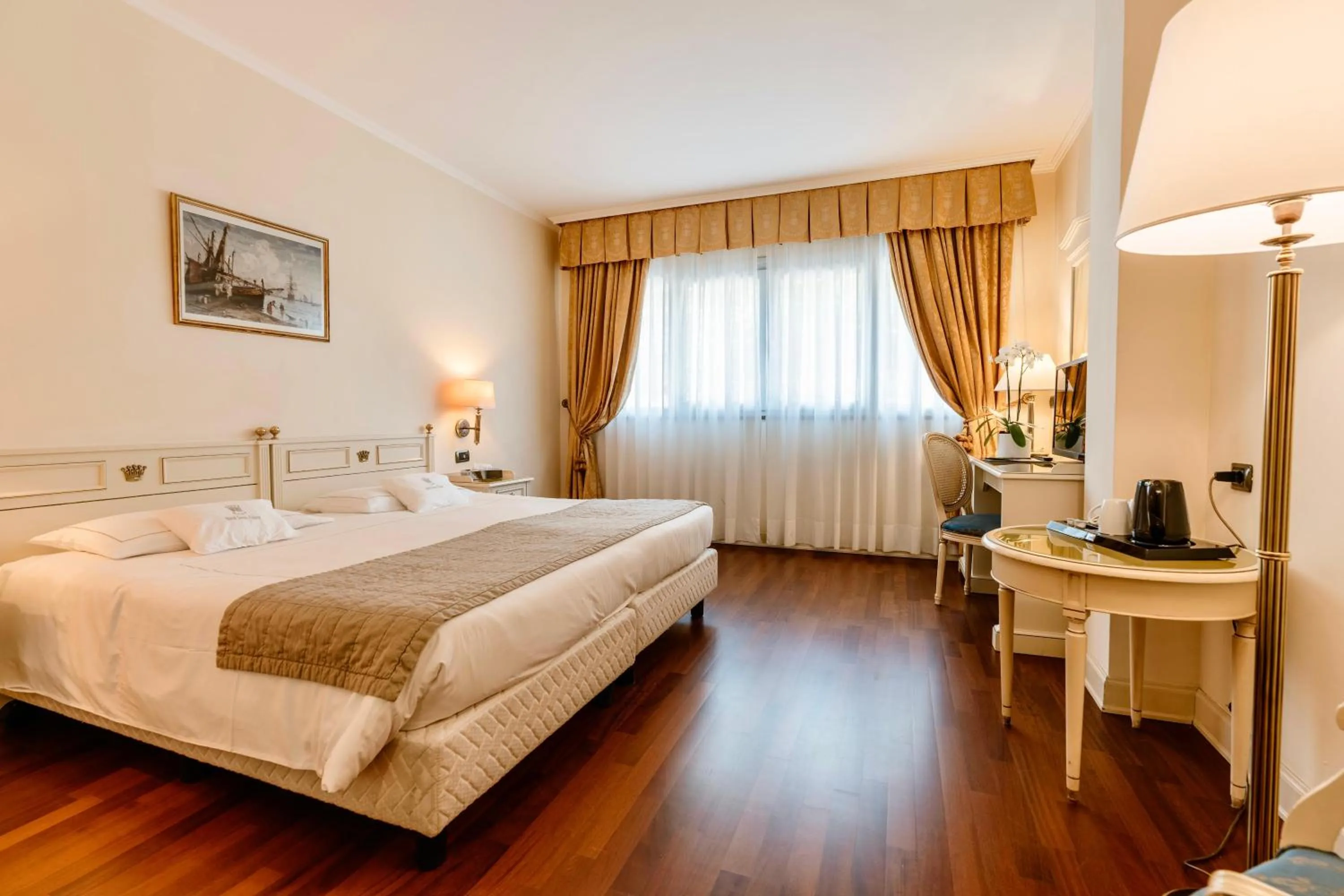 Bedroom, Bed in Hotel Savoy Palace