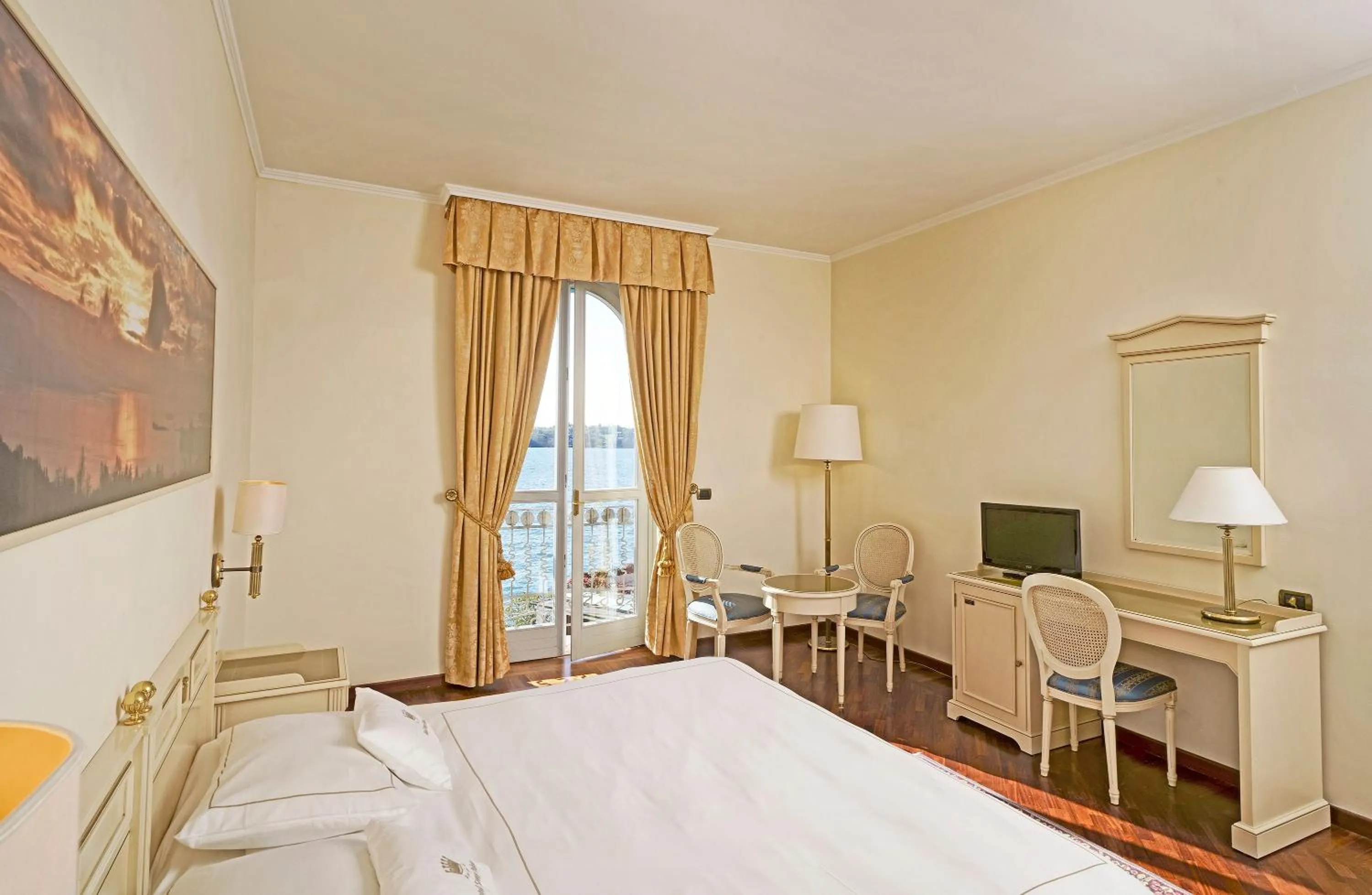 Deluxe Double Room with Balcony and Lake View in Hotel Savoy Palace