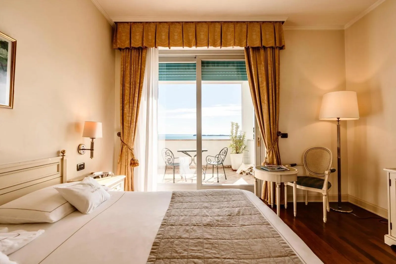 Bed in Hotel Savoy Palace