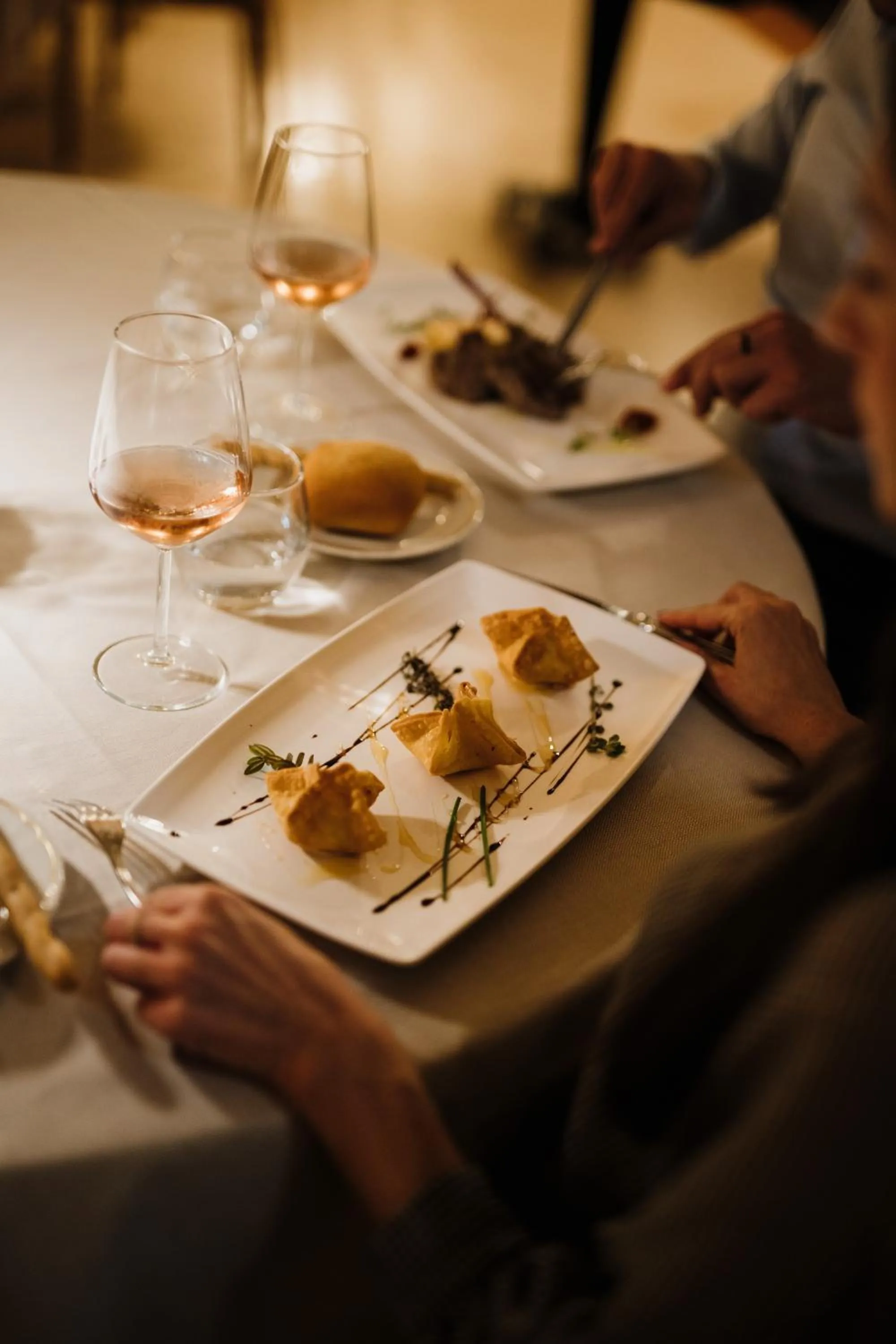 Restaurant/places to eat in Hotel Savoy Palace