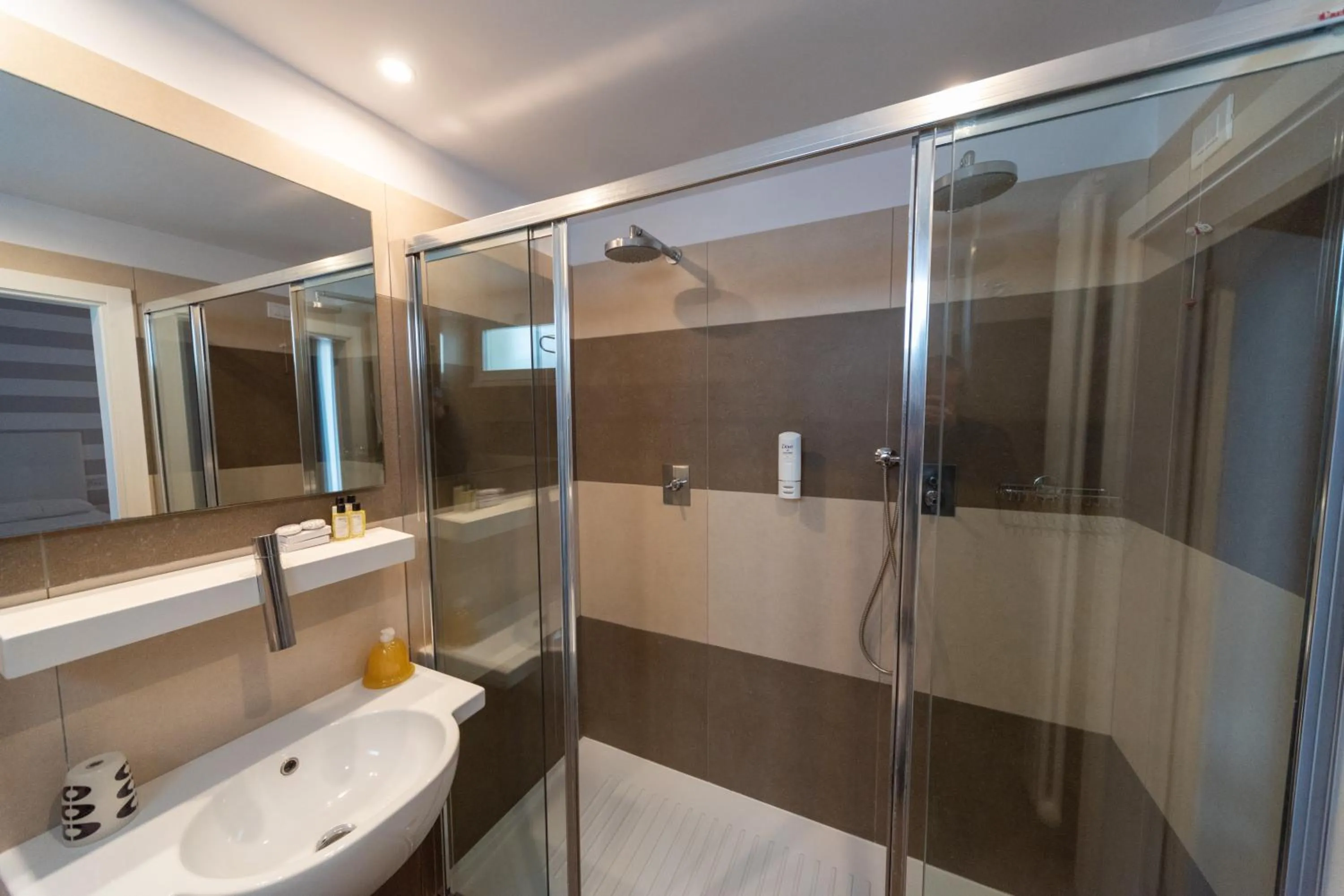 Shower in Hotel Fedora Riccione - FRONTE MARE