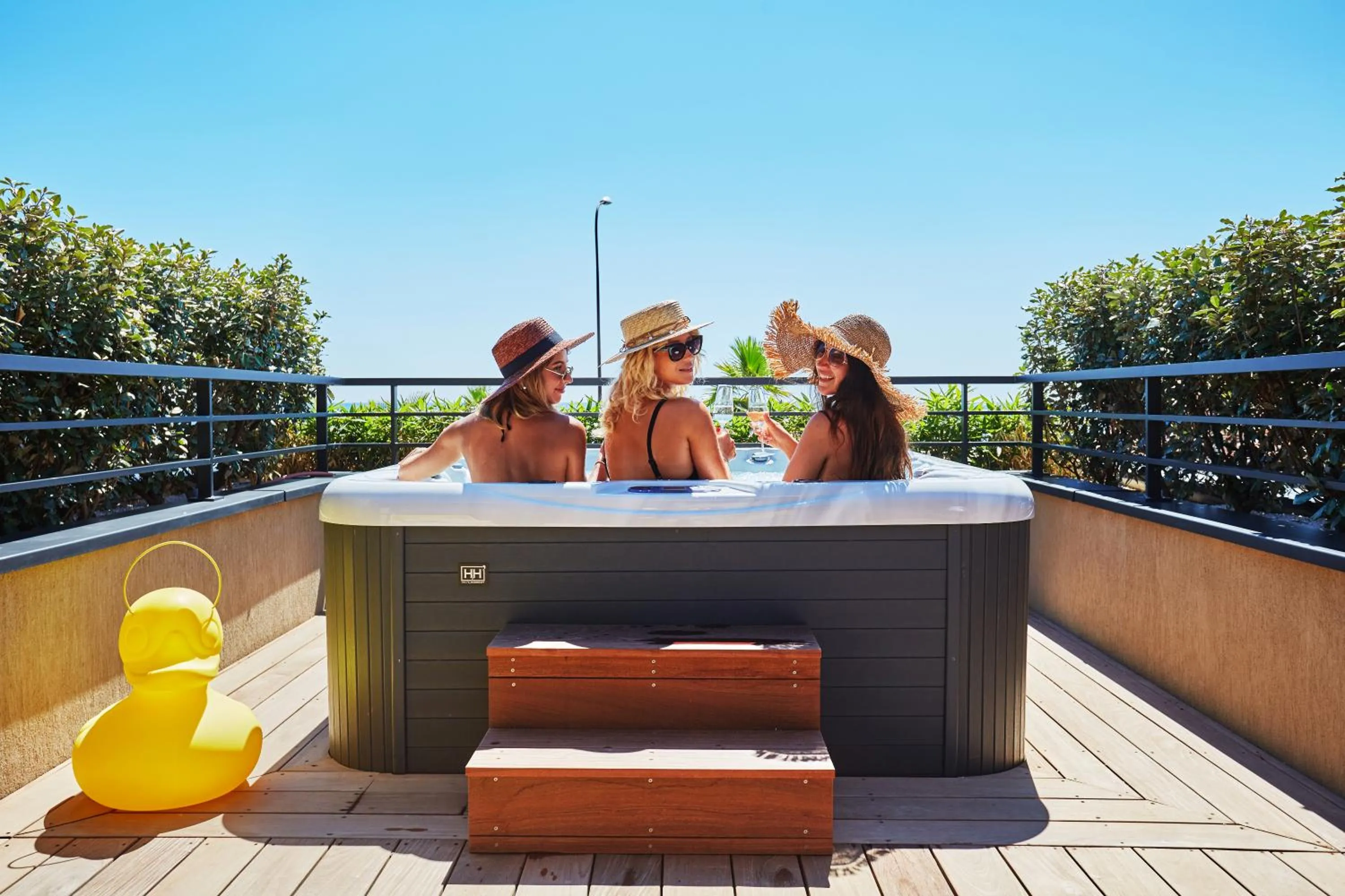 People in EDEN HÔTEL