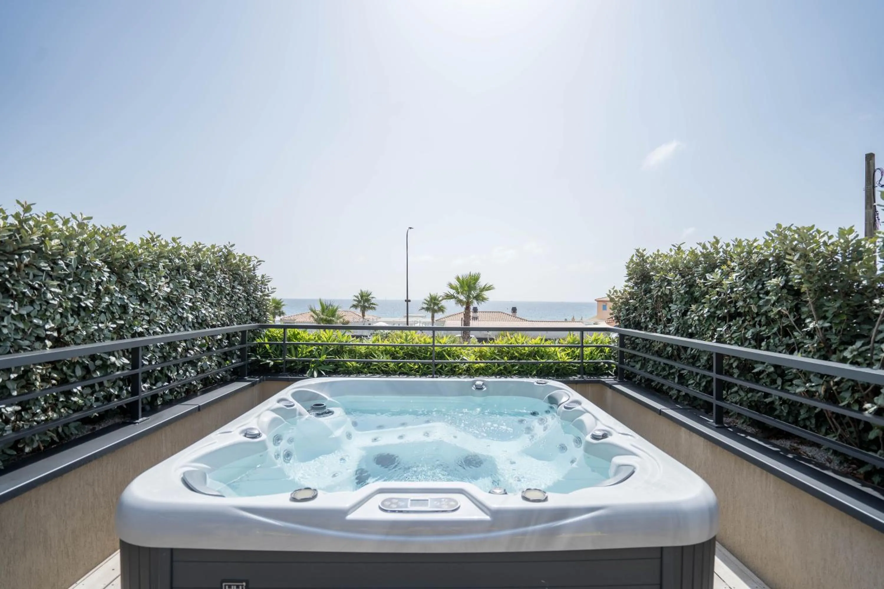 Hot Tub in EDEN HÔTEL