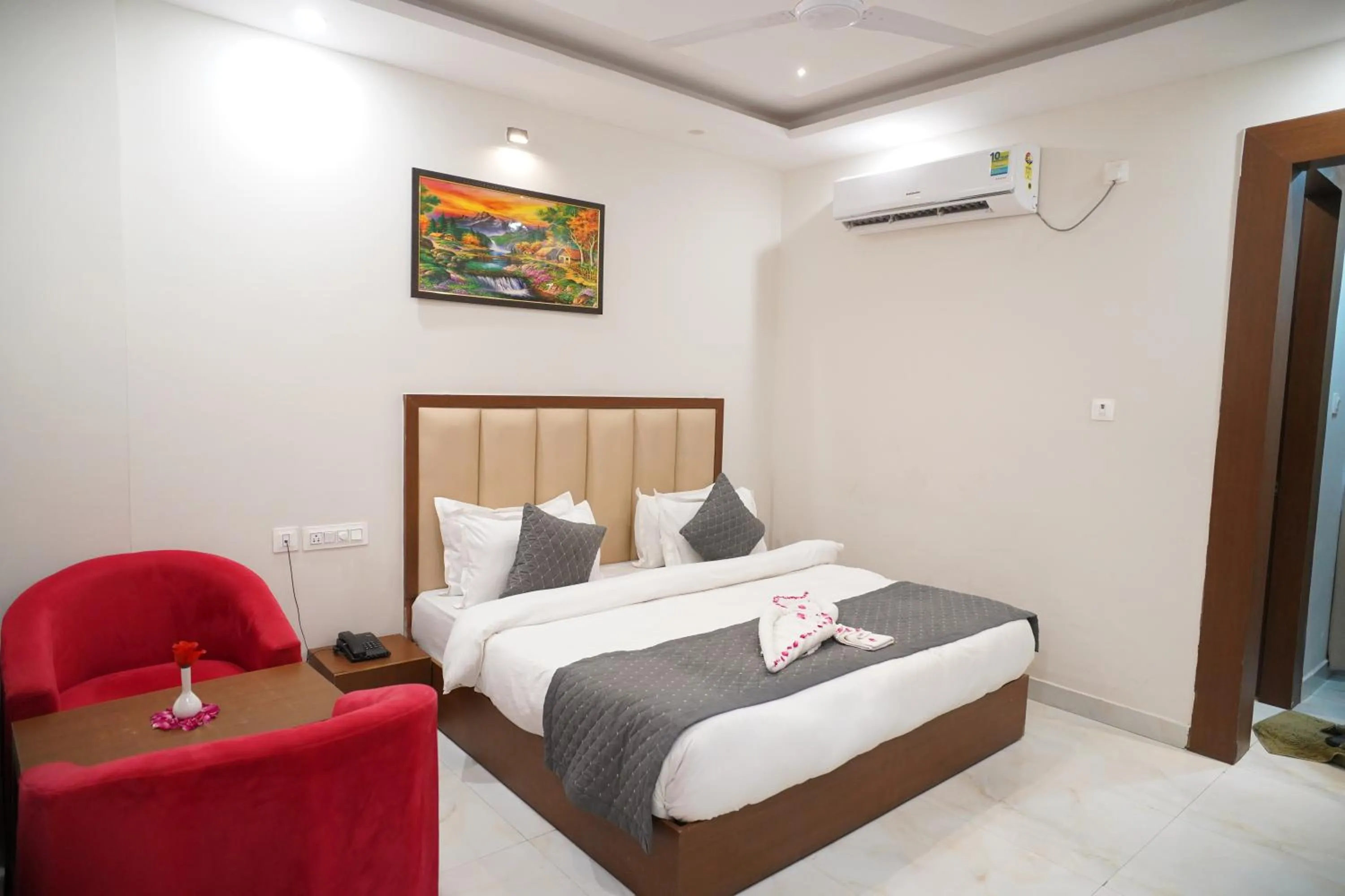 Bed in ShriGo Hotel Haridwar