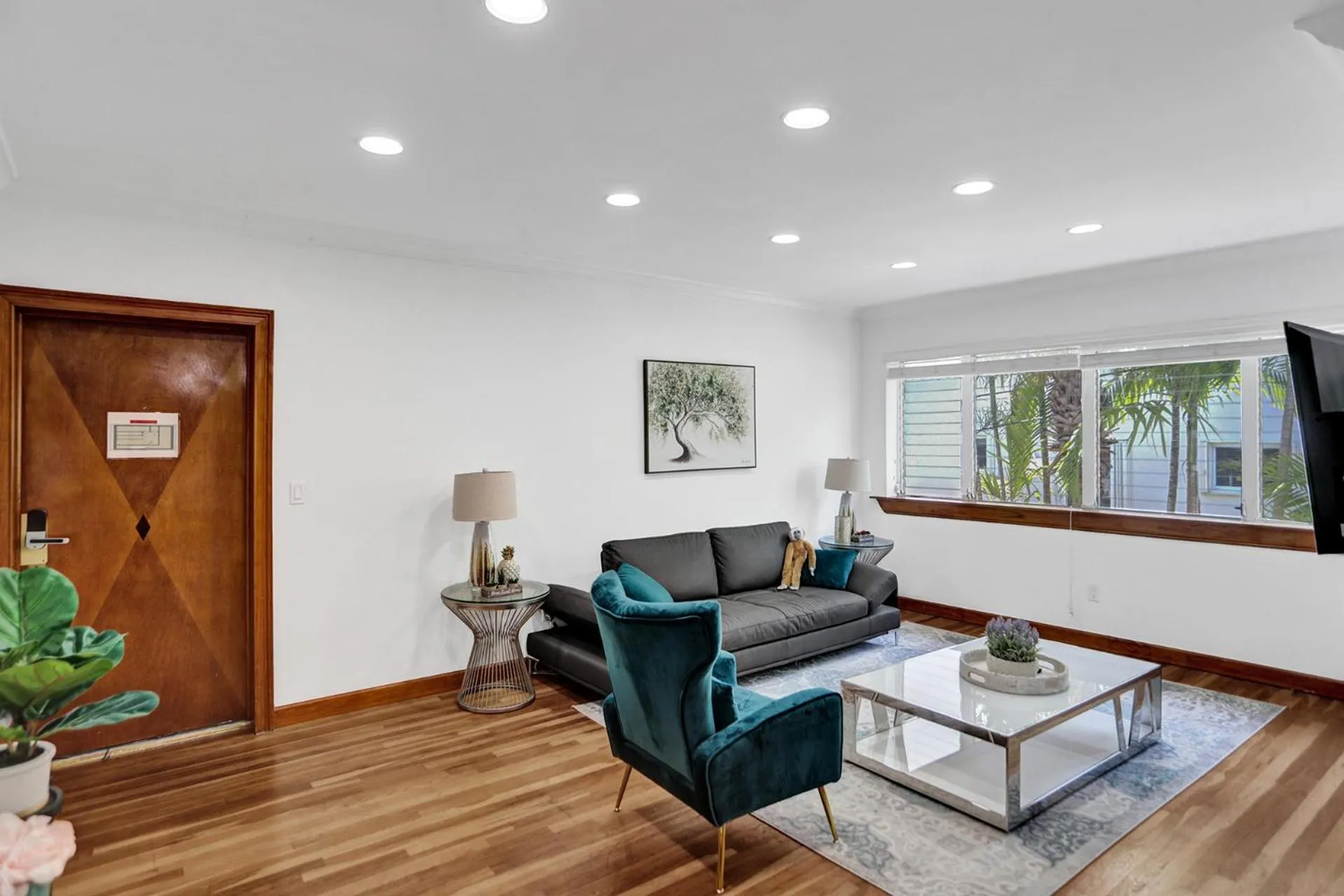 Living room in Bay Harbor Suites