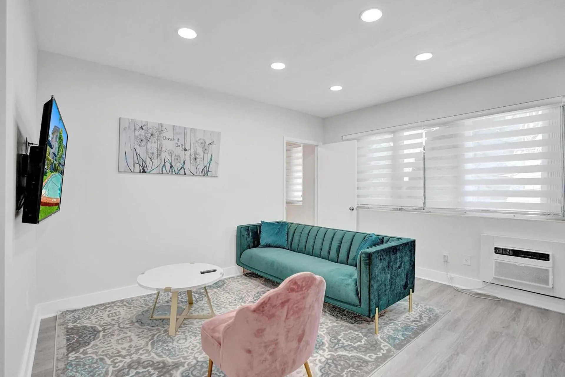 Living room in Bay Harbor Suites