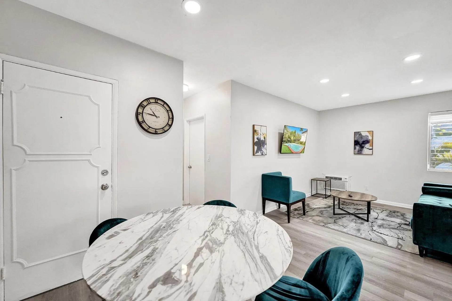 Living room in Bay Harbor Suites