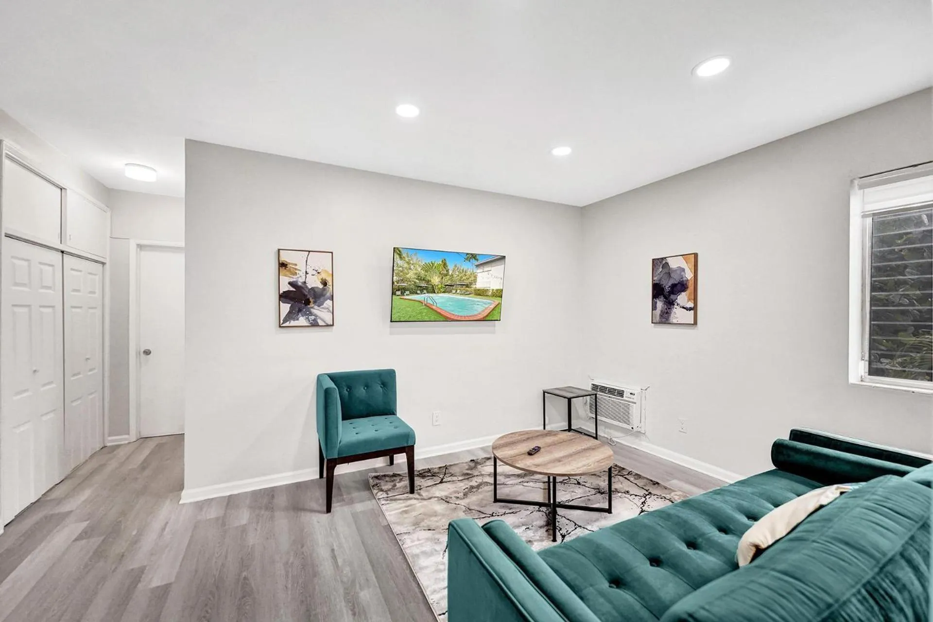 Living room in Bay Harbor Suites