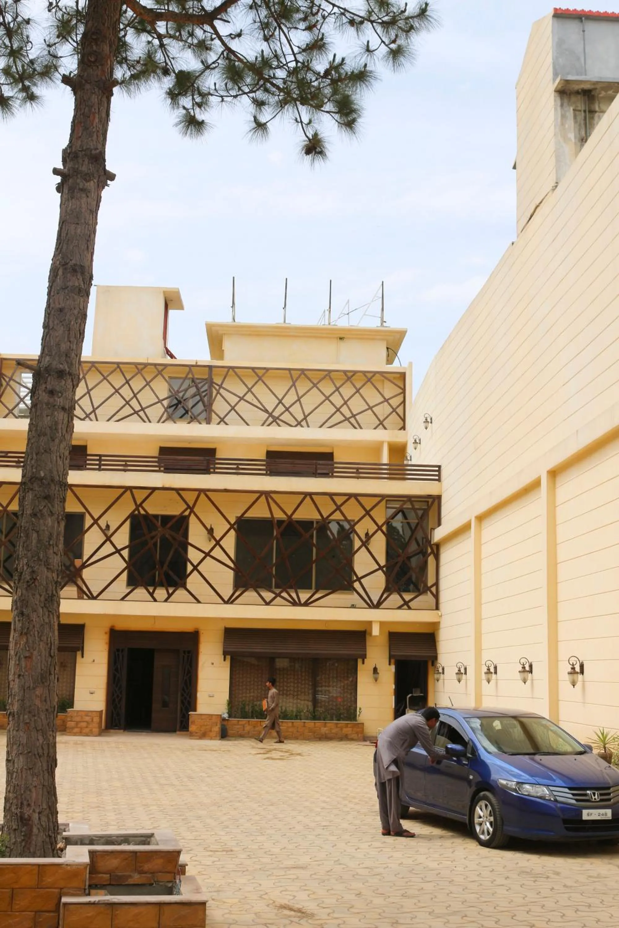 Shelton Rezidor Swat