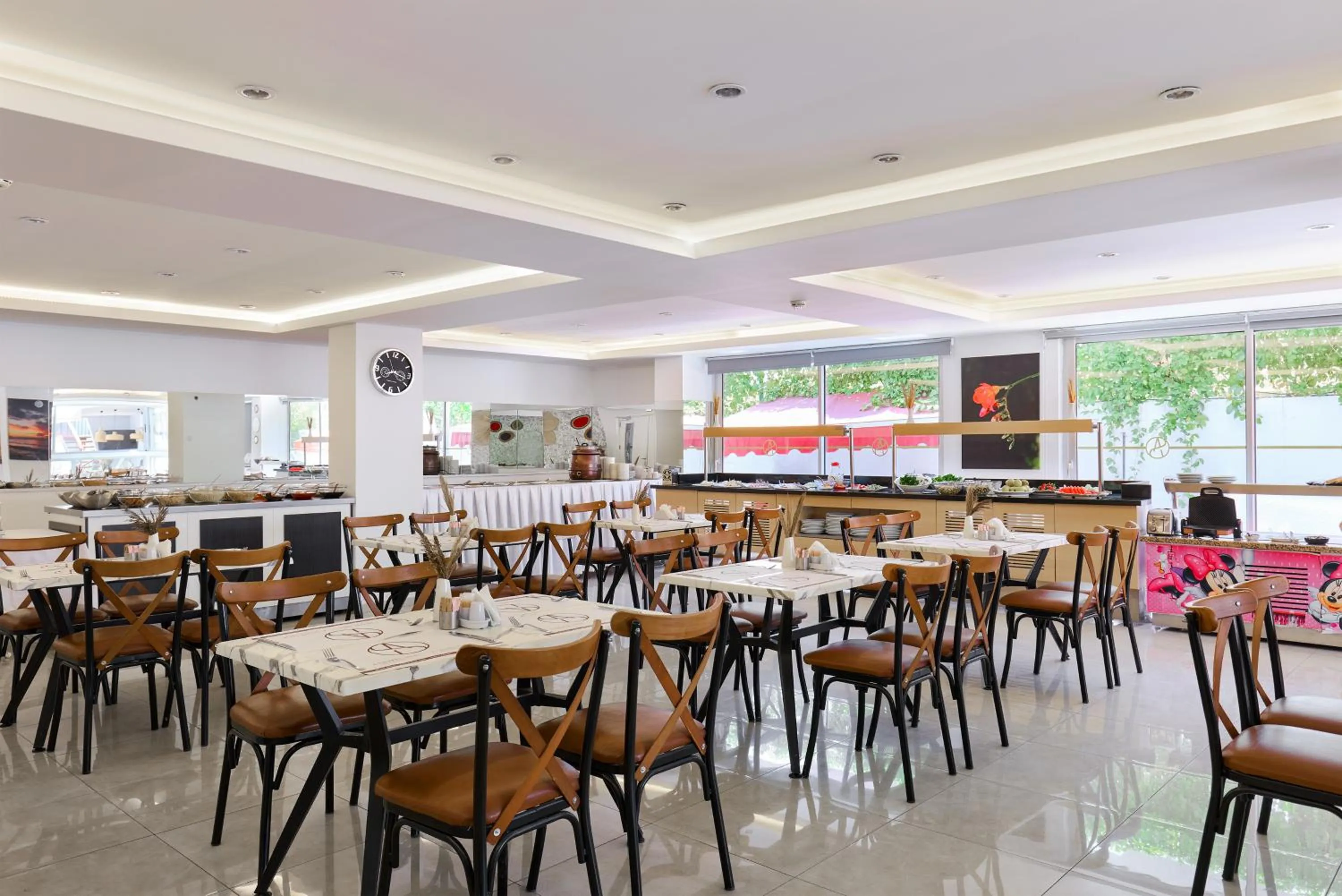 Restaurant/places to eat in A Hotel Side