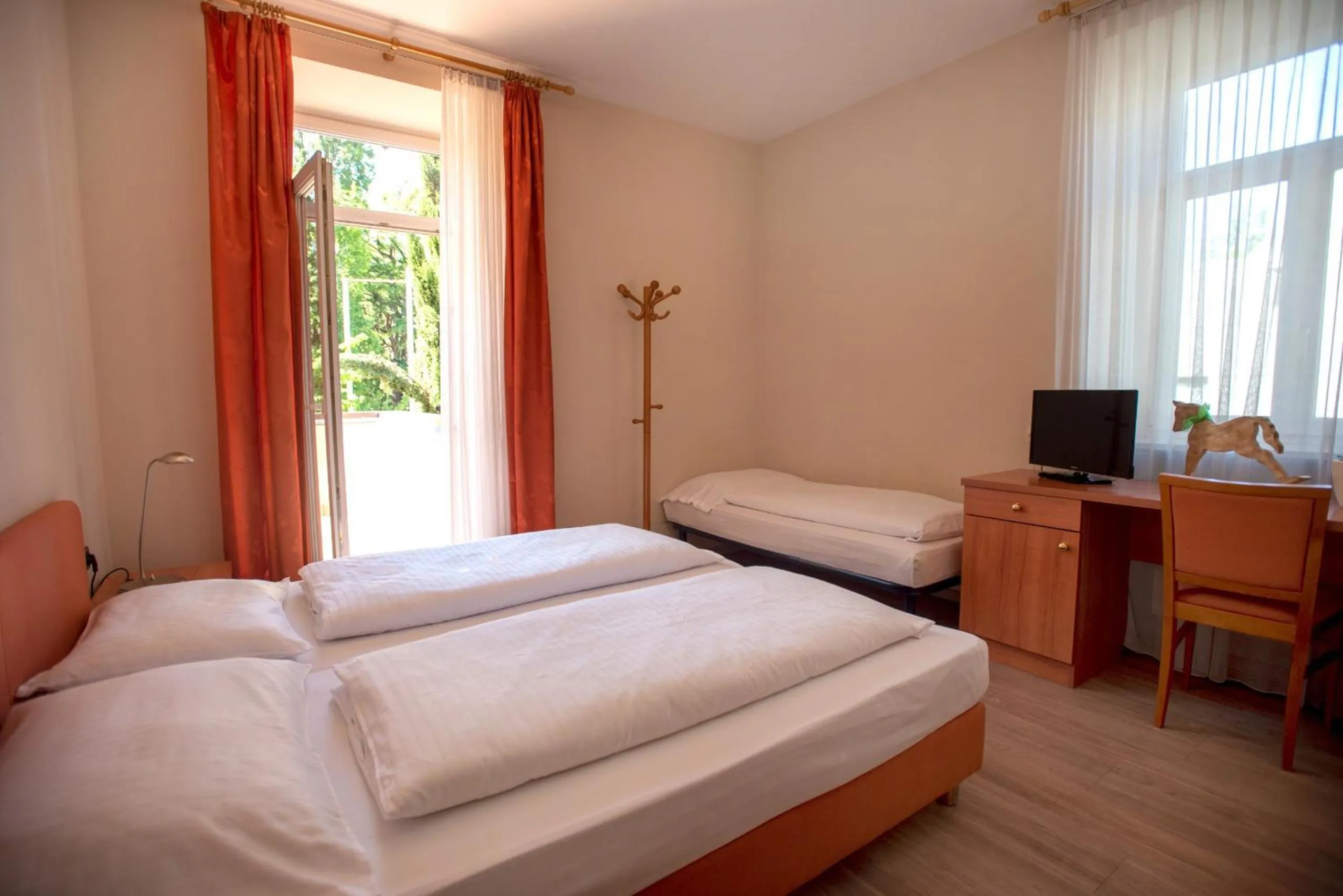 Bed in Albergo Cavallino s'Rössl