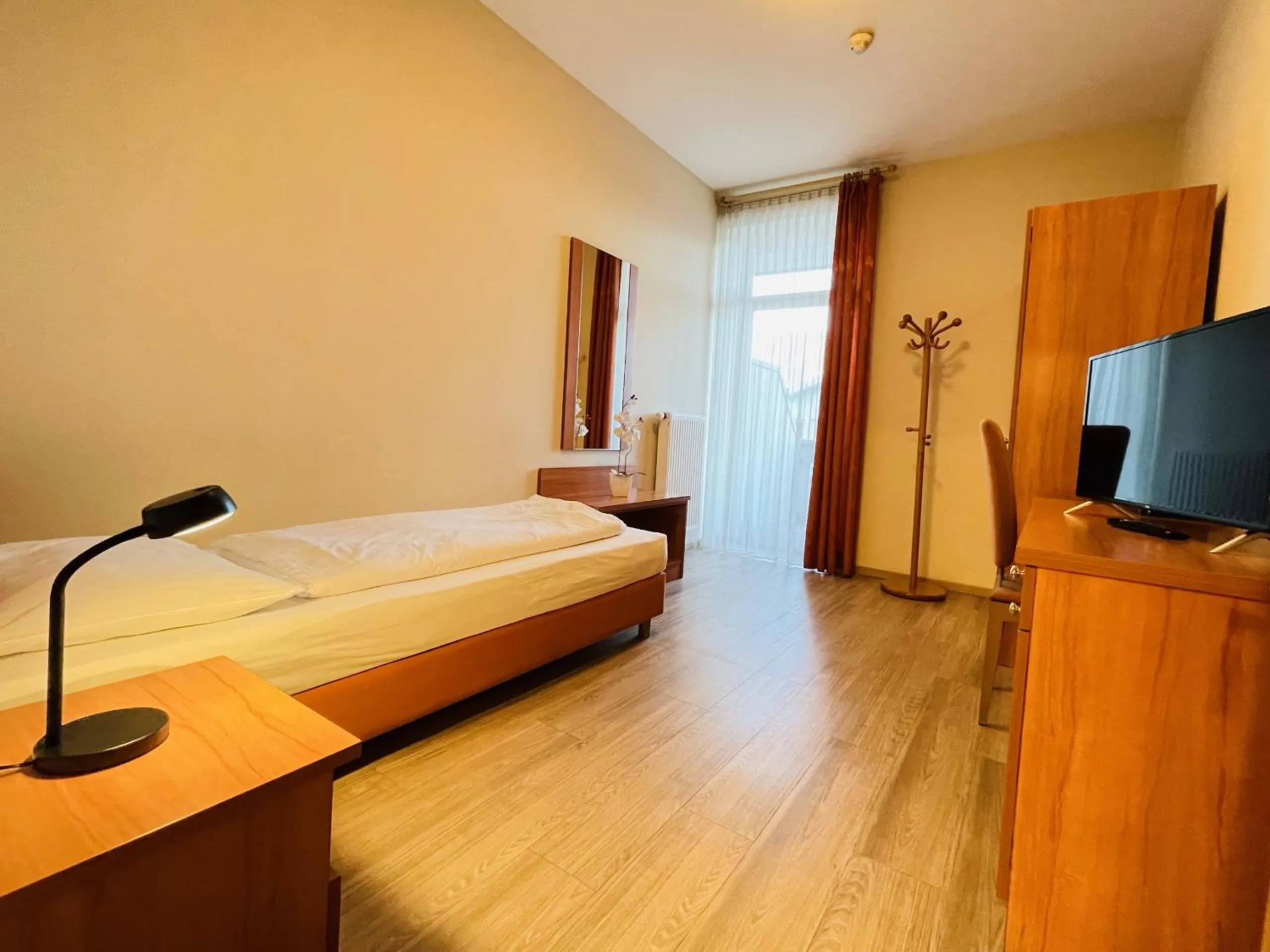 Communal lounge/ TV room, Bed in Albergo Cavallino s'Rössl