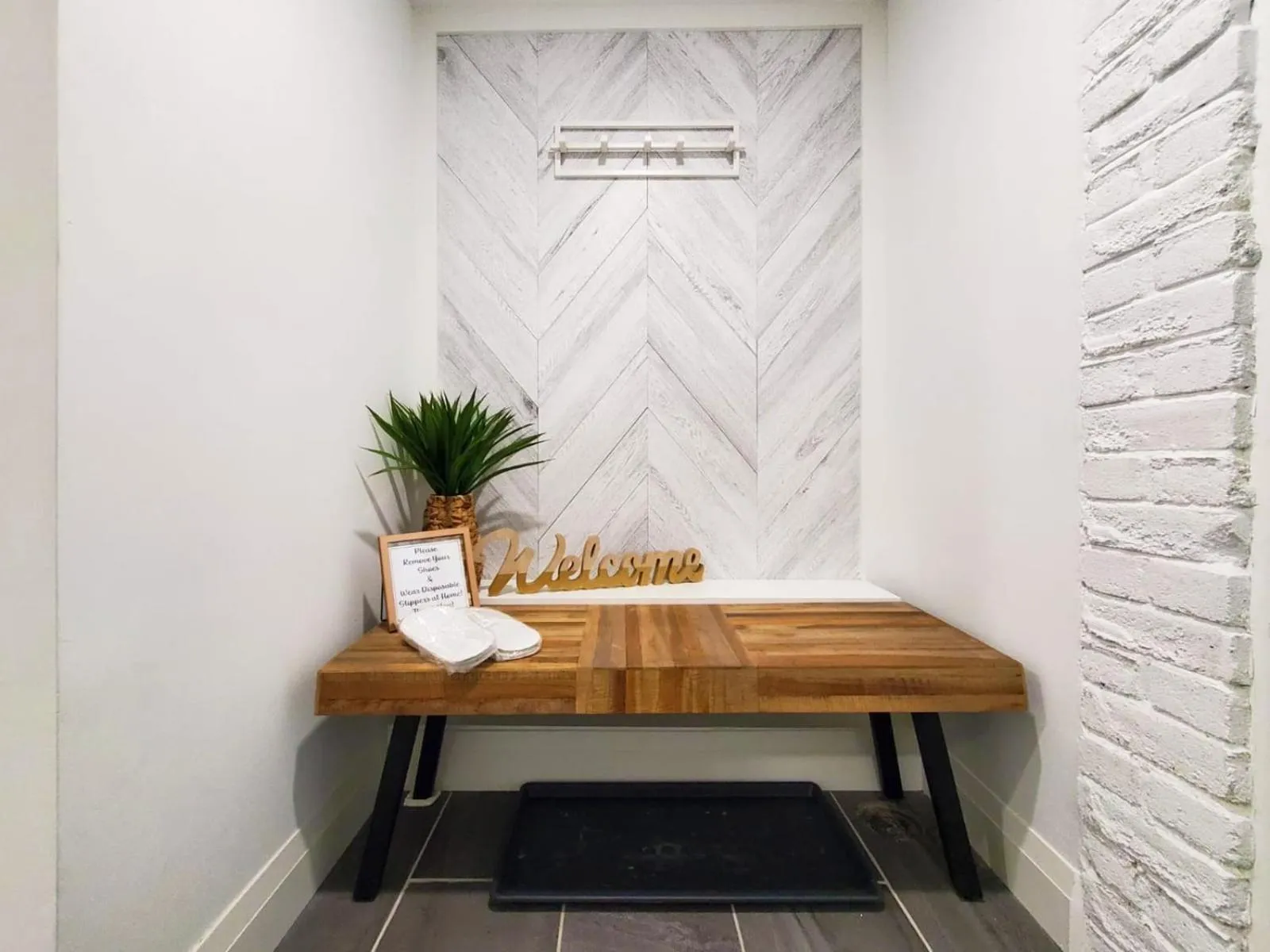 Renovated Guest Suite Near The Lake & High Park in Toronto!