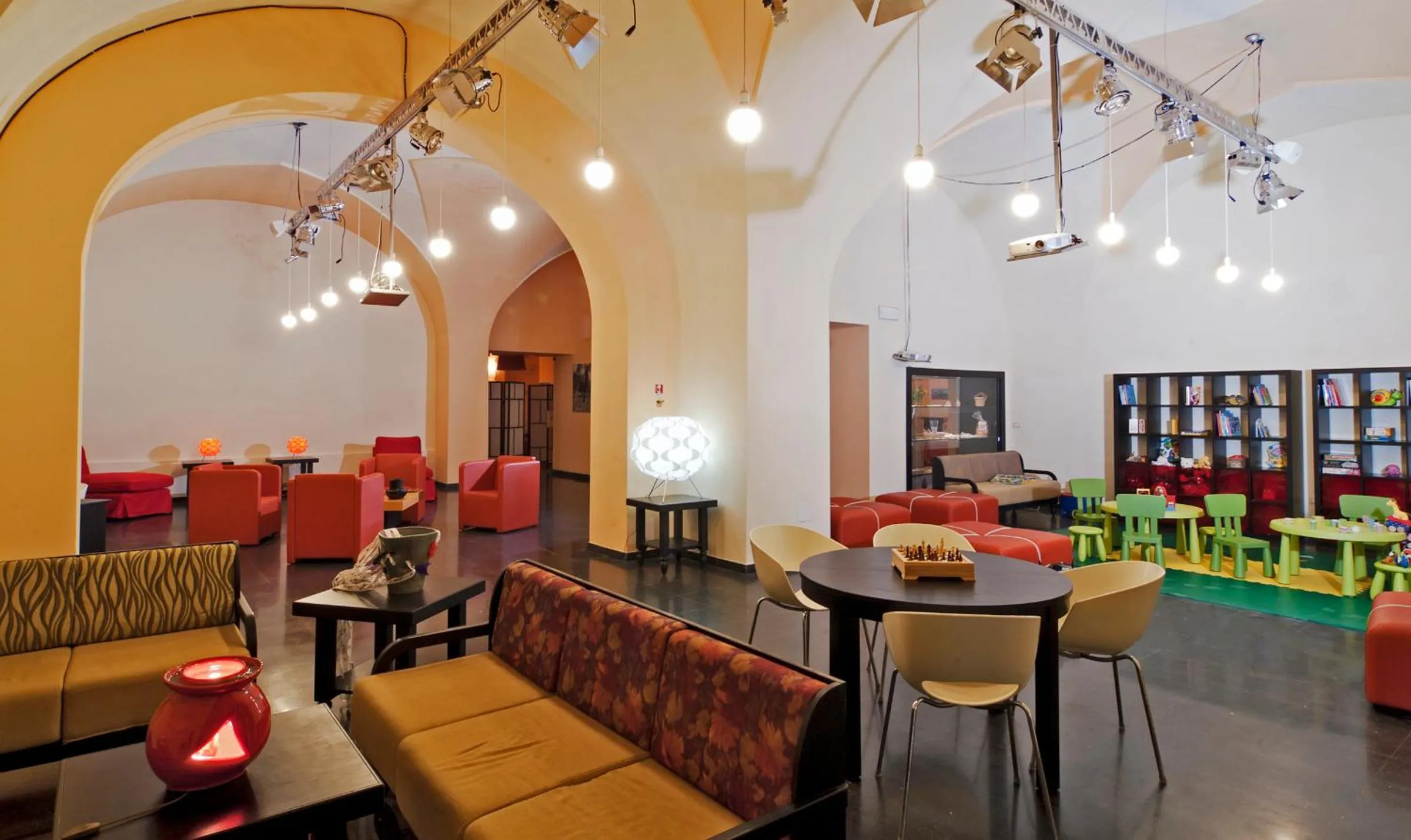 Communal lounge/ TV room in Il Tabacchificio Hotel