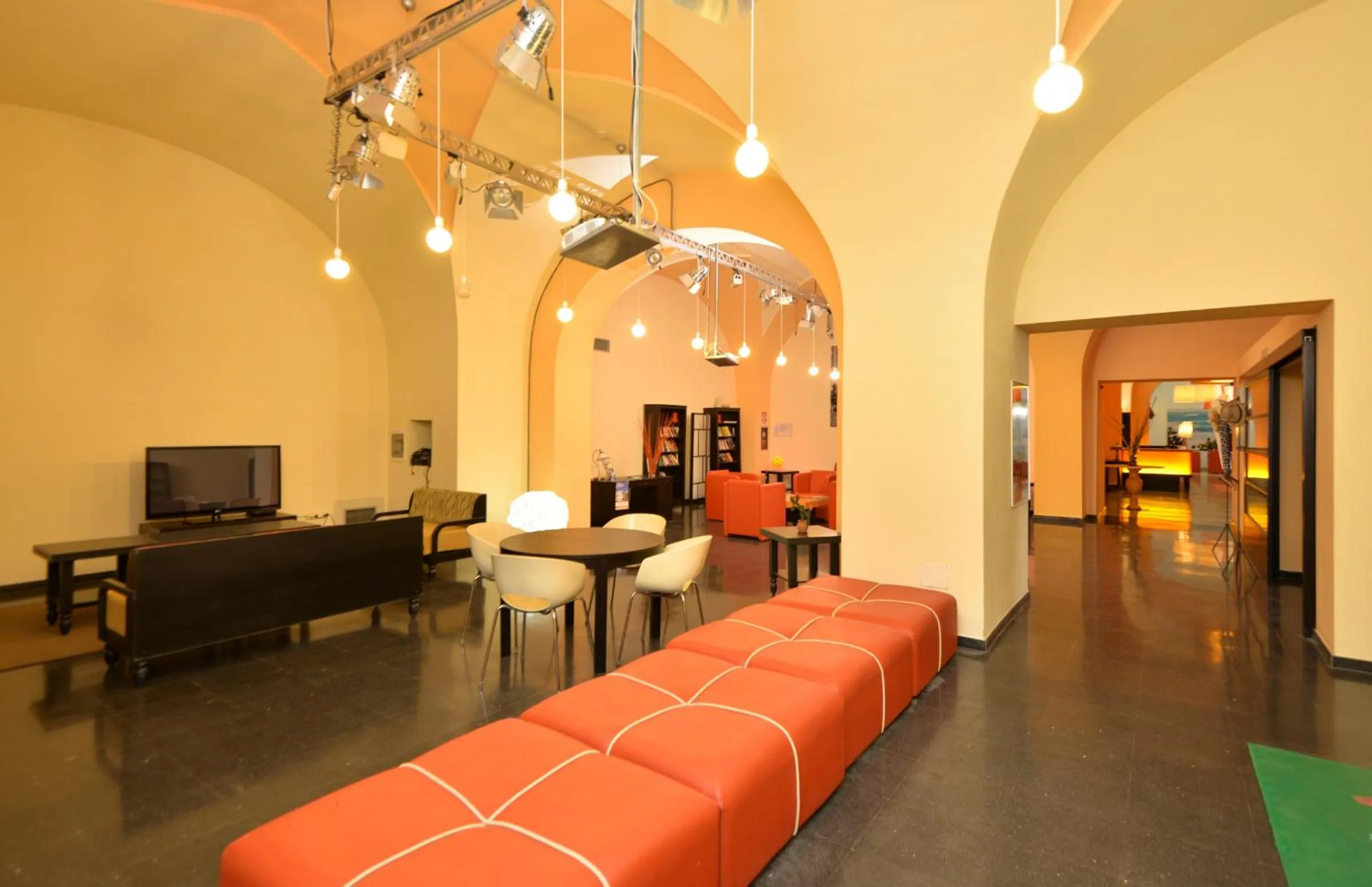 Communal lounge/ TV room in Il Tabacchificio Hotel