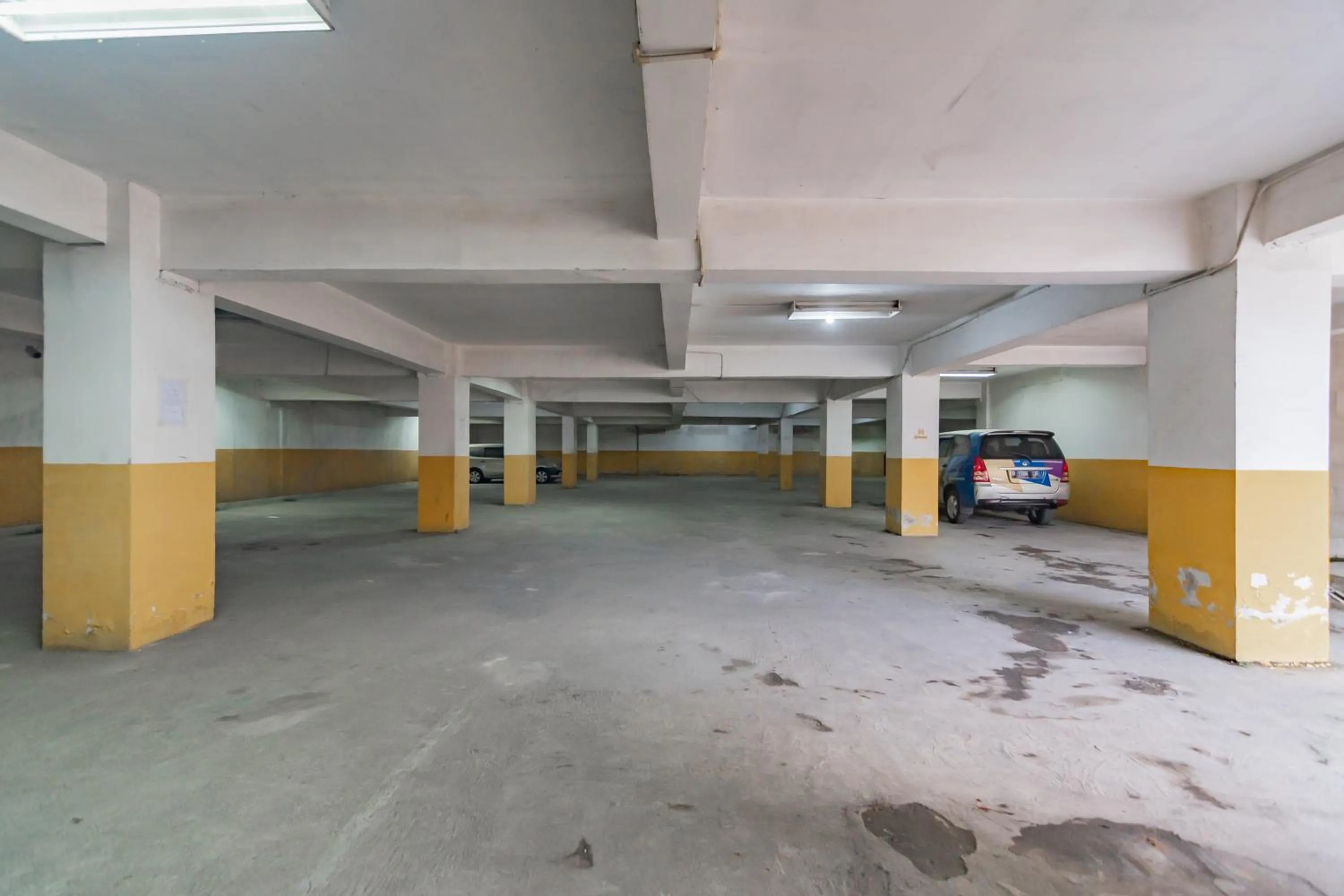 Parking in Urbanview Hotel Newton Riau Bandung by RedDoorz