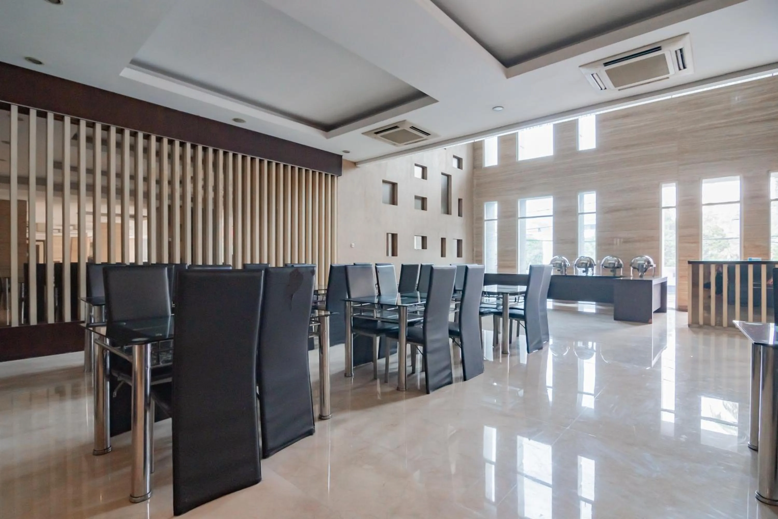 Lounge or bar in Urbanview Hotel Newton Riau Bandung by RedDoorz