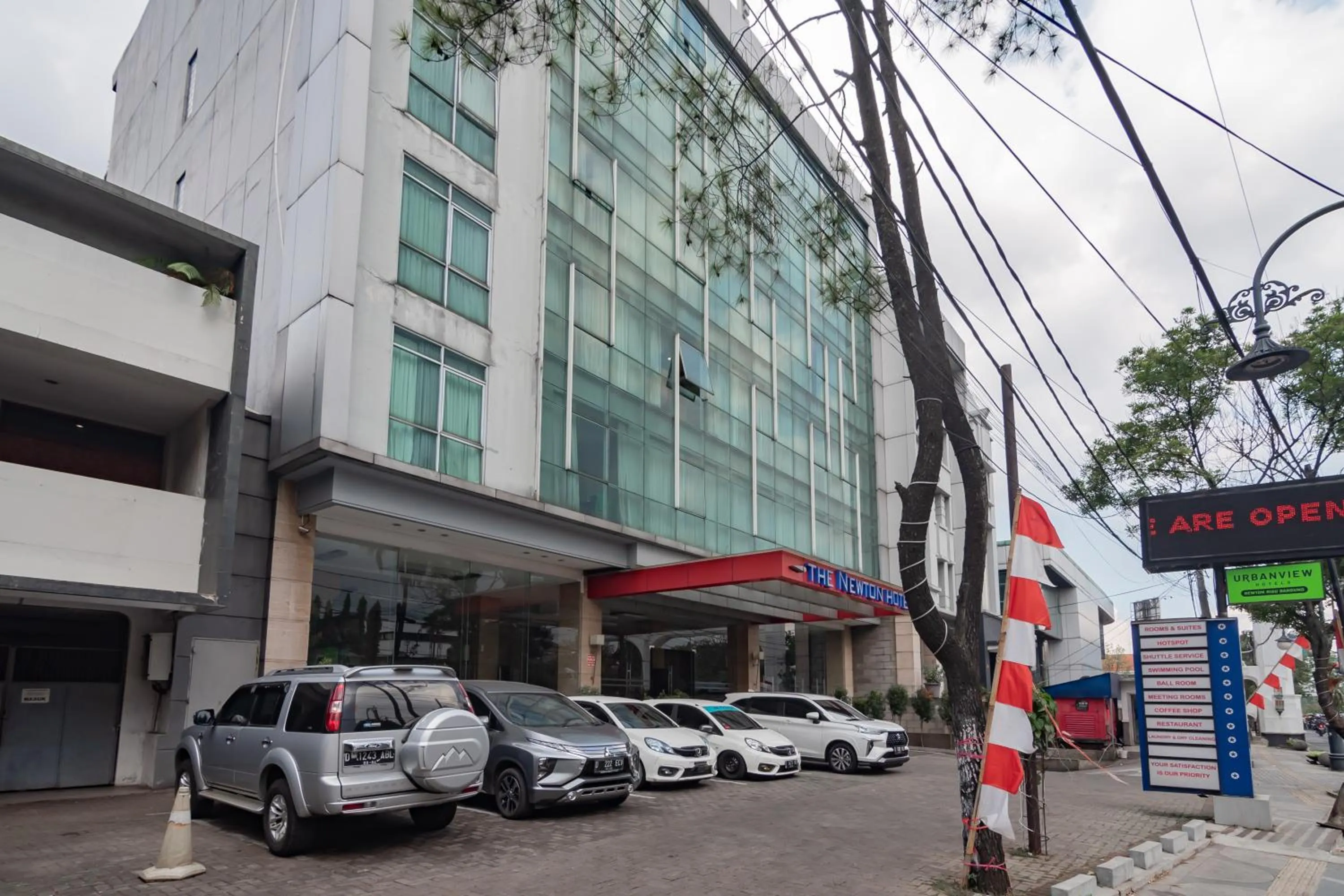 Property building in Urbanview Hotel Newton Riau Bandung by RedDoorz