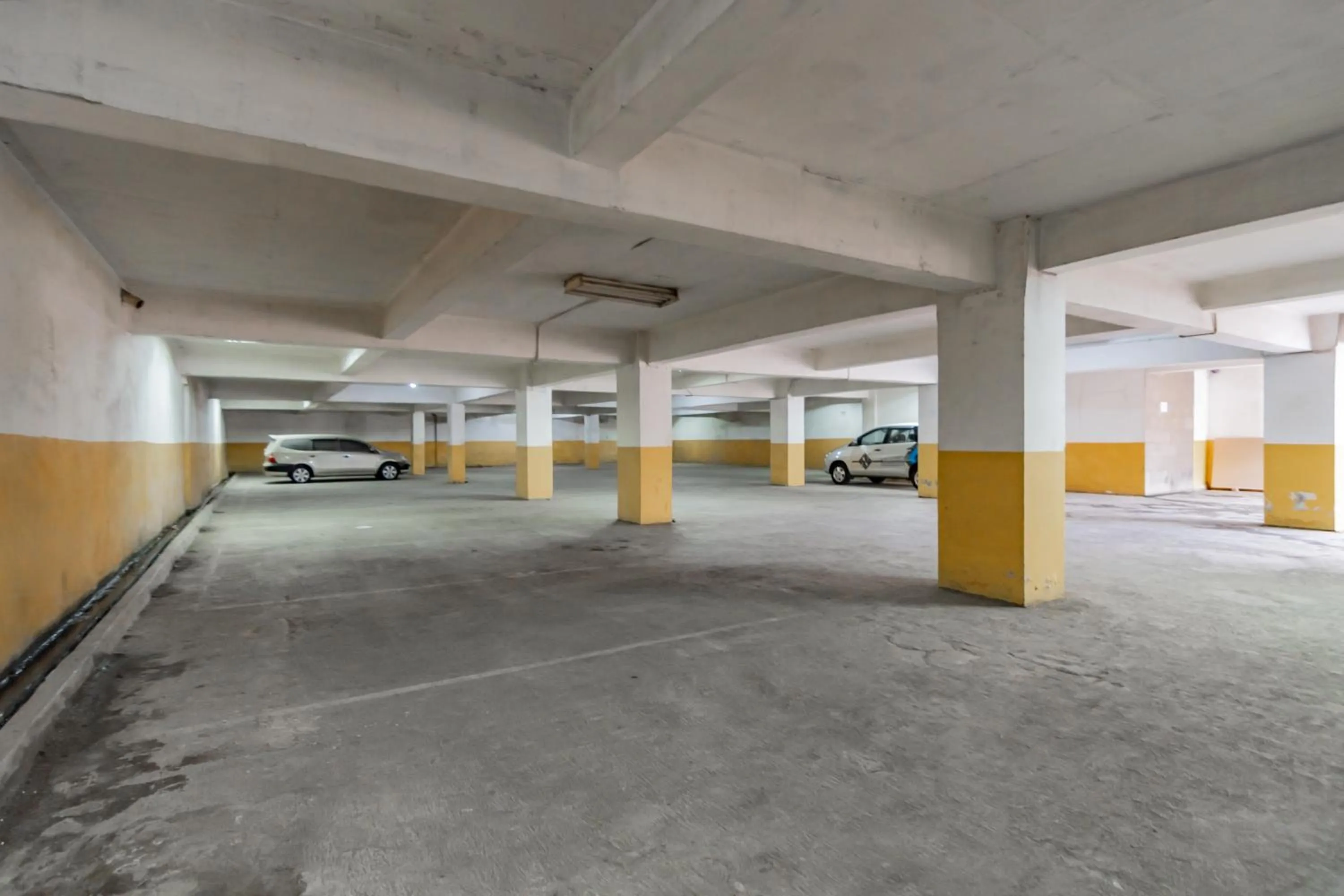 Parking in Urbanview Hotel Newton Riau Bandung by RedDoorz