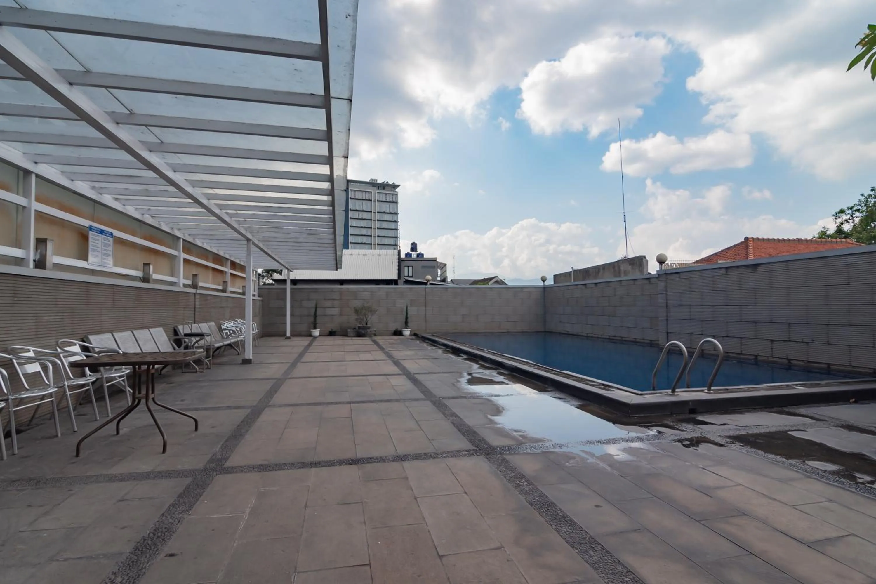 Swimming pool in Urbanview Hotel Newton Riau Bandung by RedDoorz