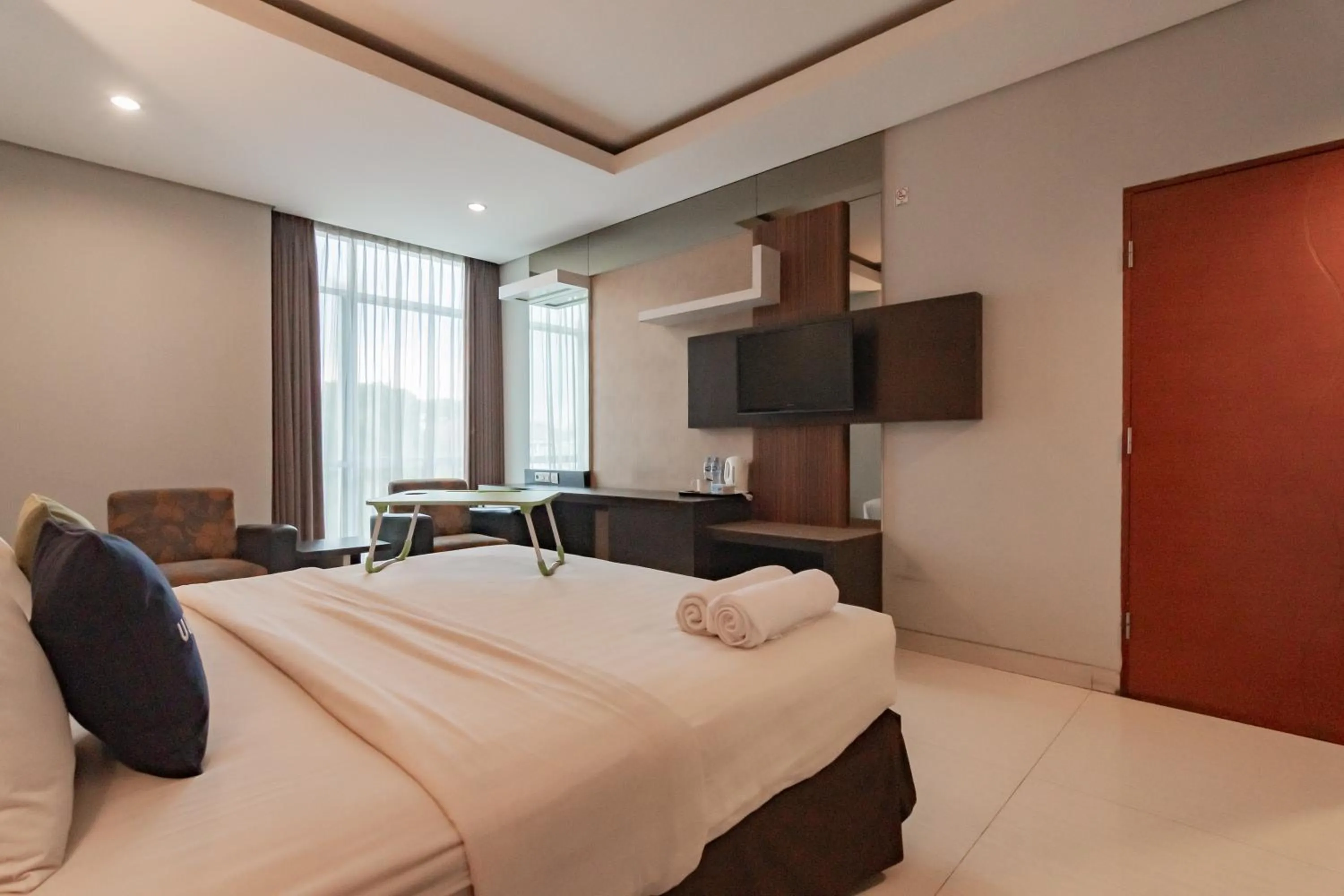 Bedroom, Bed in Urbanview Hotel Newton Riau Bandung by RedDoorz