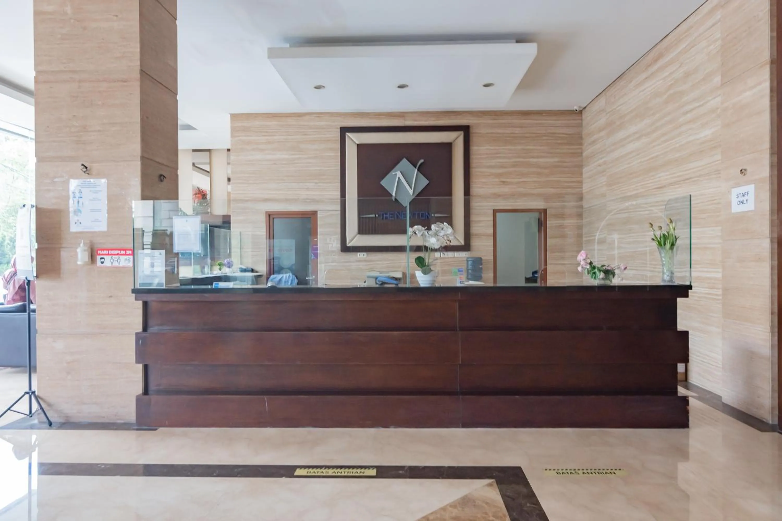 Lobby or reception in Urbanview Hotel Newton Riau Bandung by RedDoorz