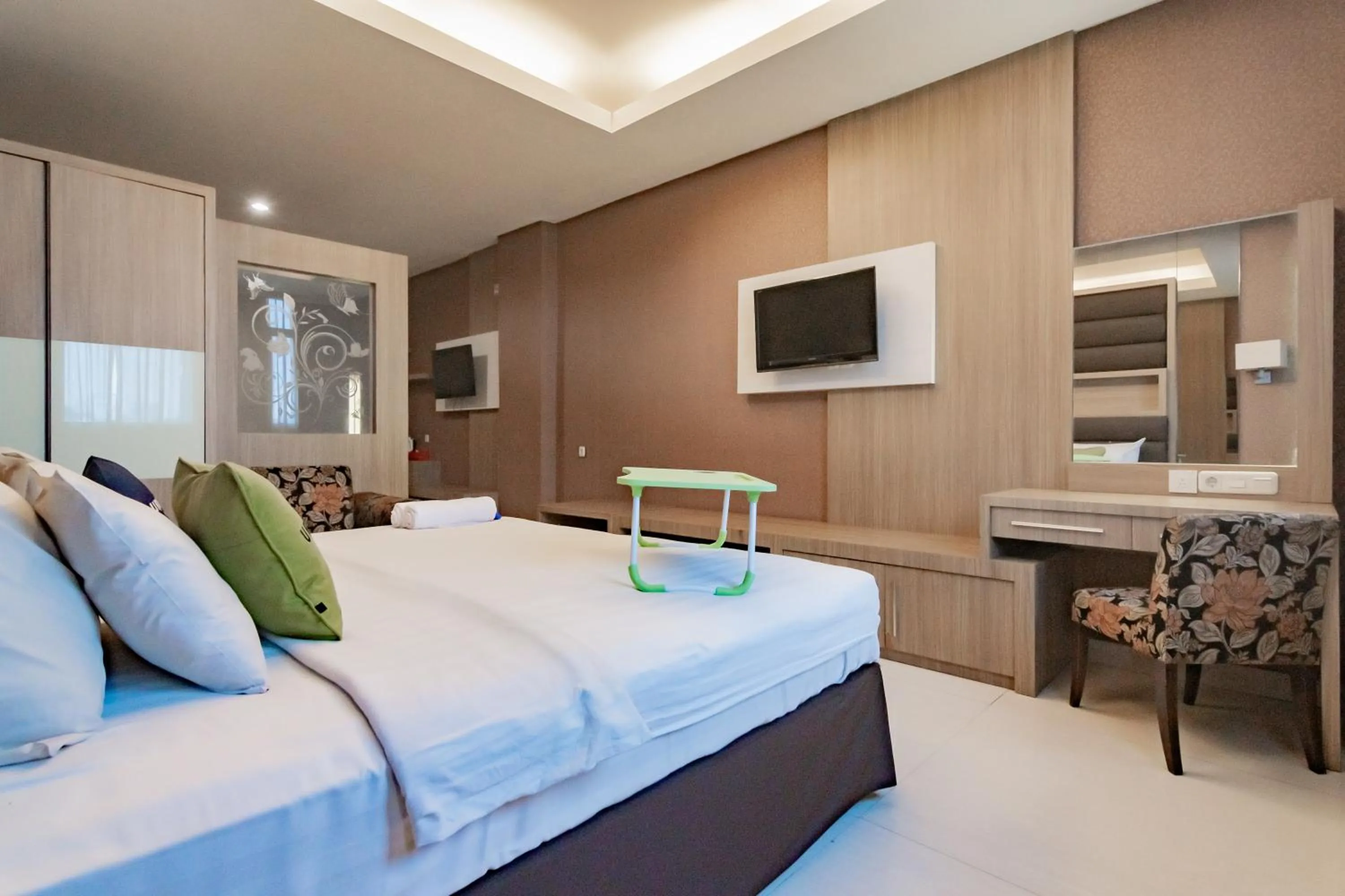 Bedroom, Bed in Urbanview Hotel Newton Riau Bandung by RedDoorz