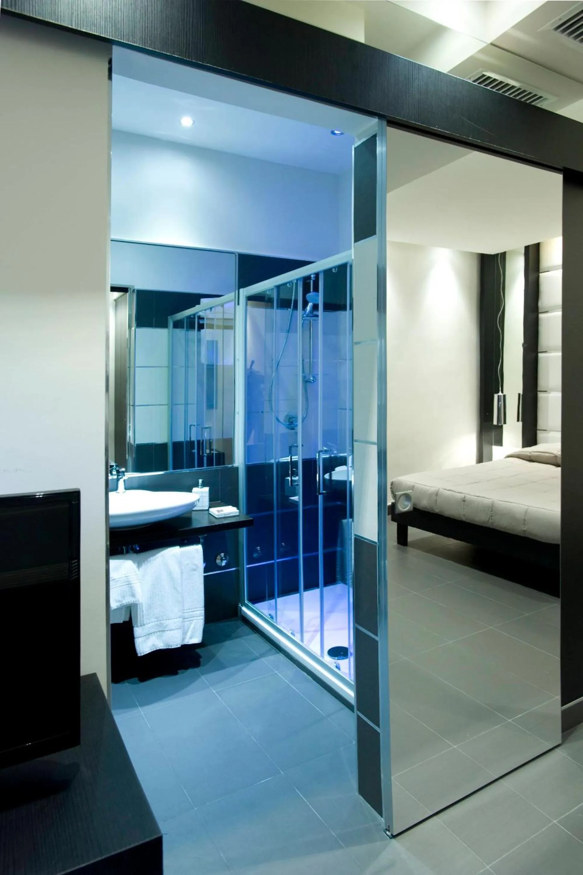 Bathroom, Bed in Hotel Ristorante Borgo Antico