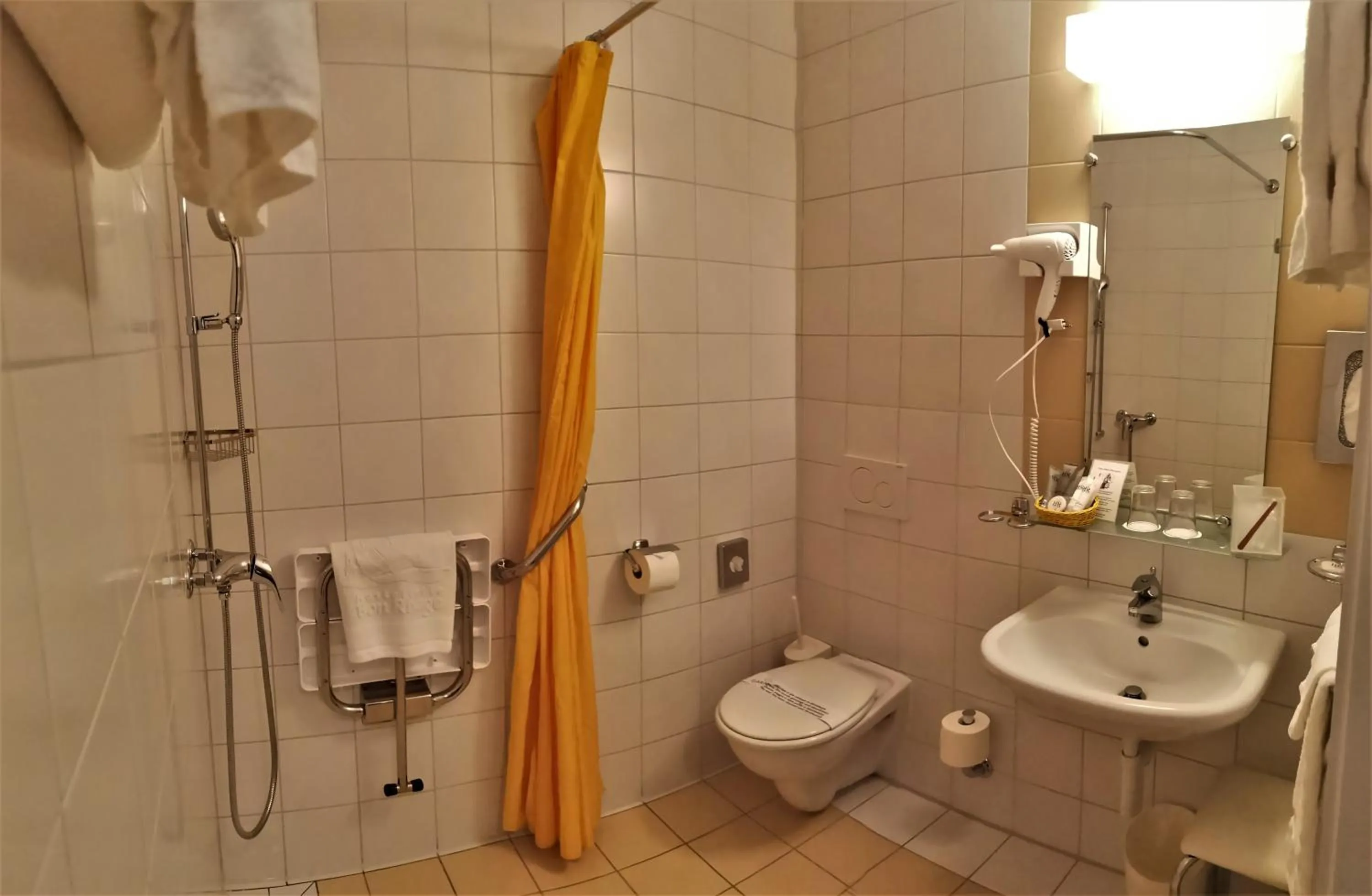 Shower in Hôtel Bon Rivage