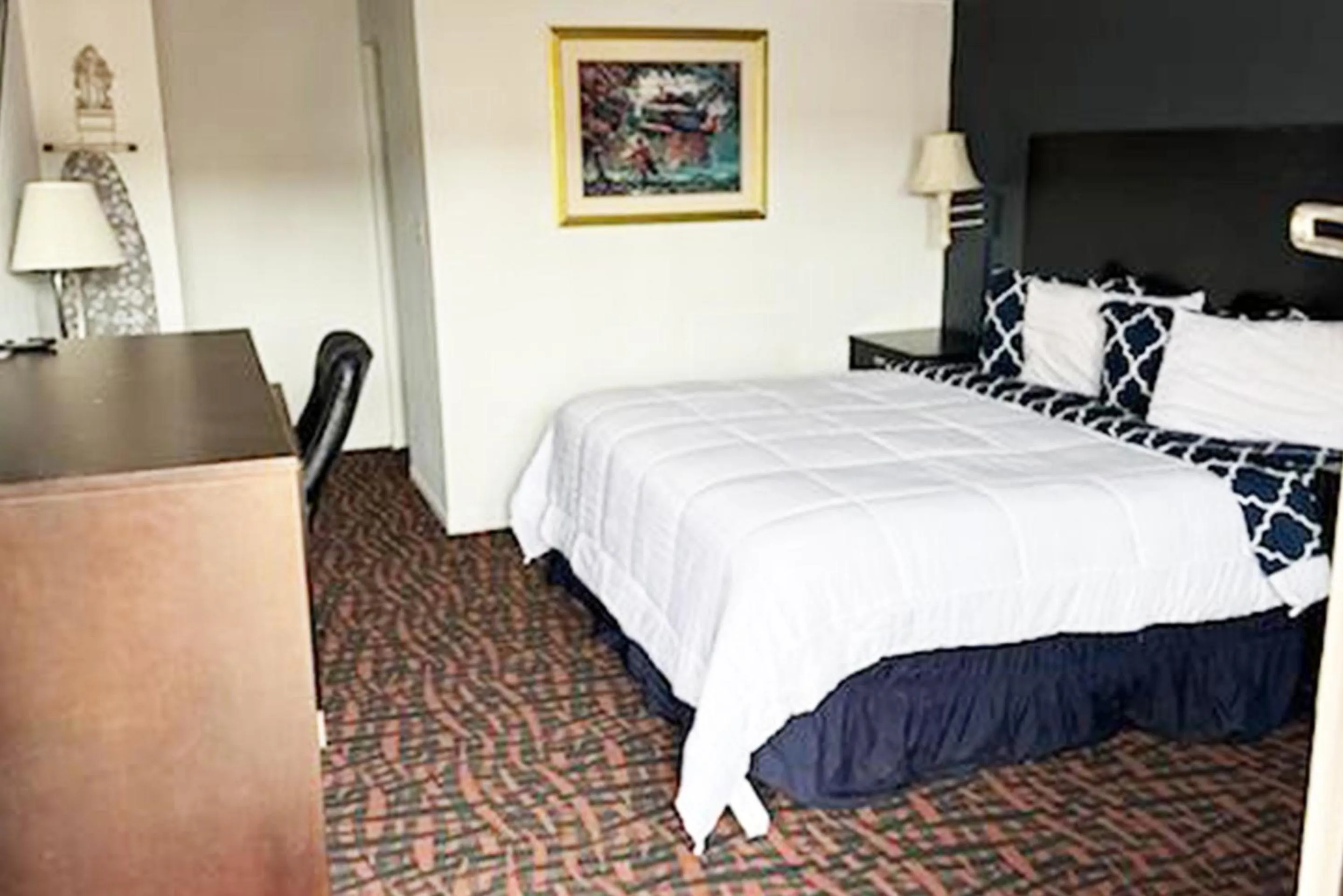 Bedroom, Bed in Sky-Palace Inn & Suites Hutchinson
