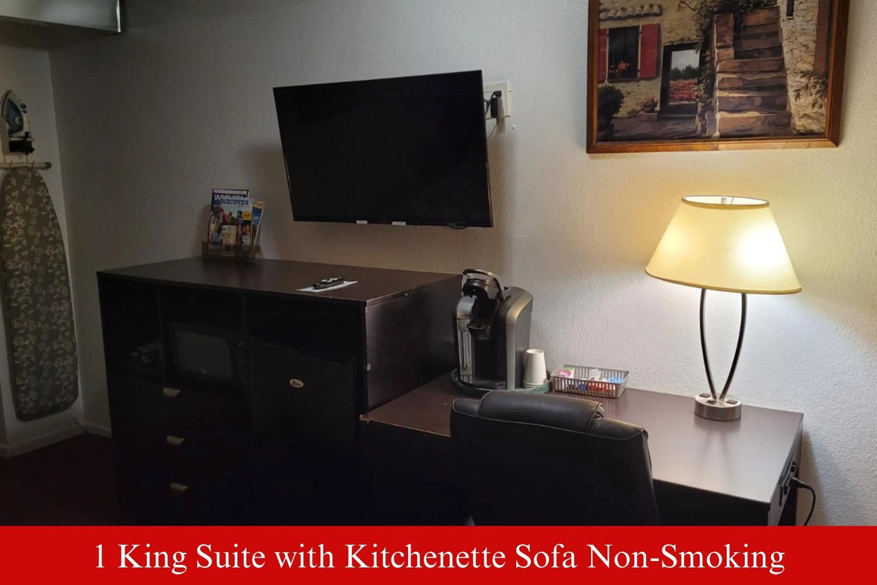 TV and multimedia in Coratel Inn & Suites by Jasper Hutchinson