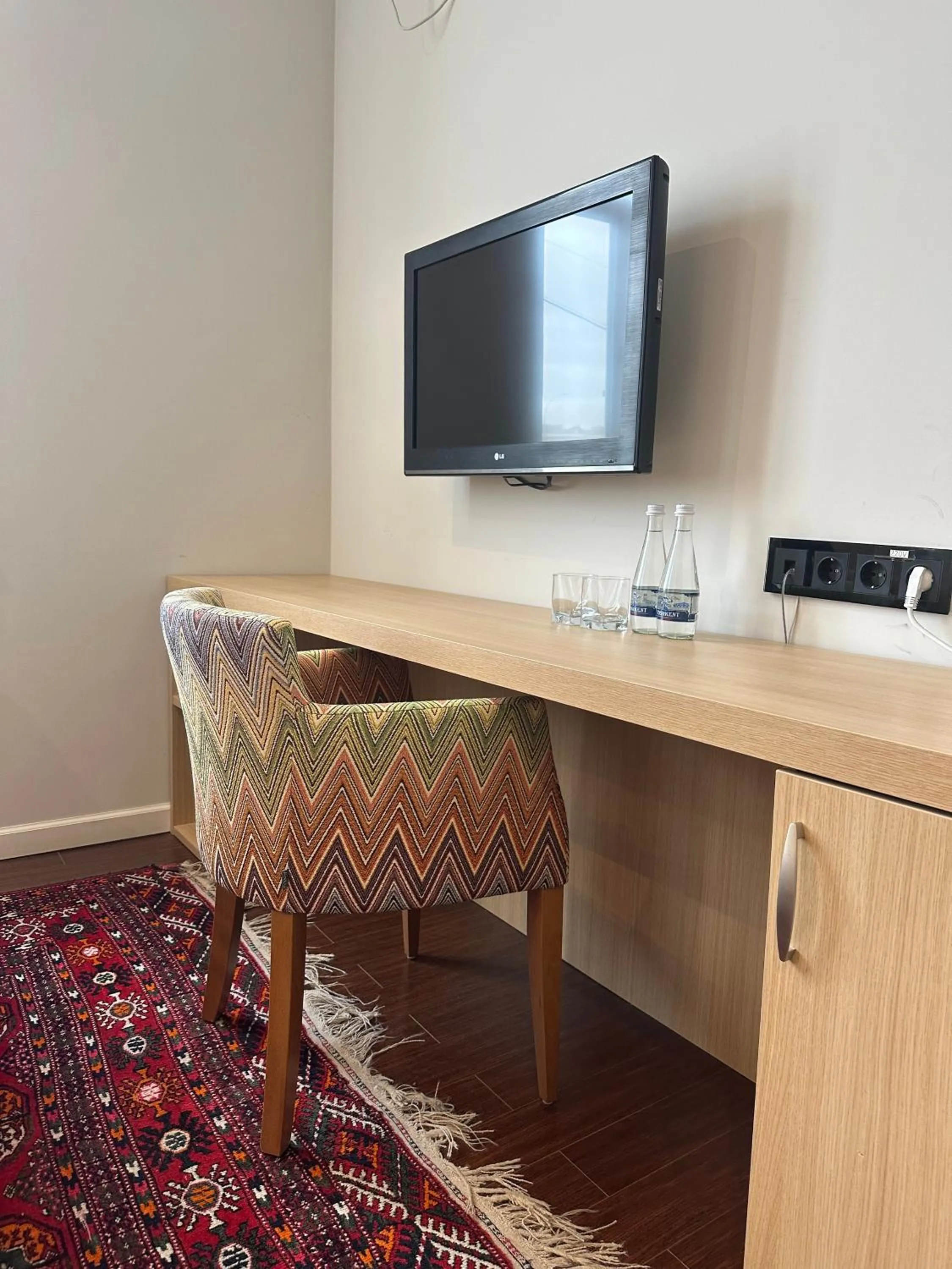 Communal lounge/ TV room in Hotel Jipek Joli