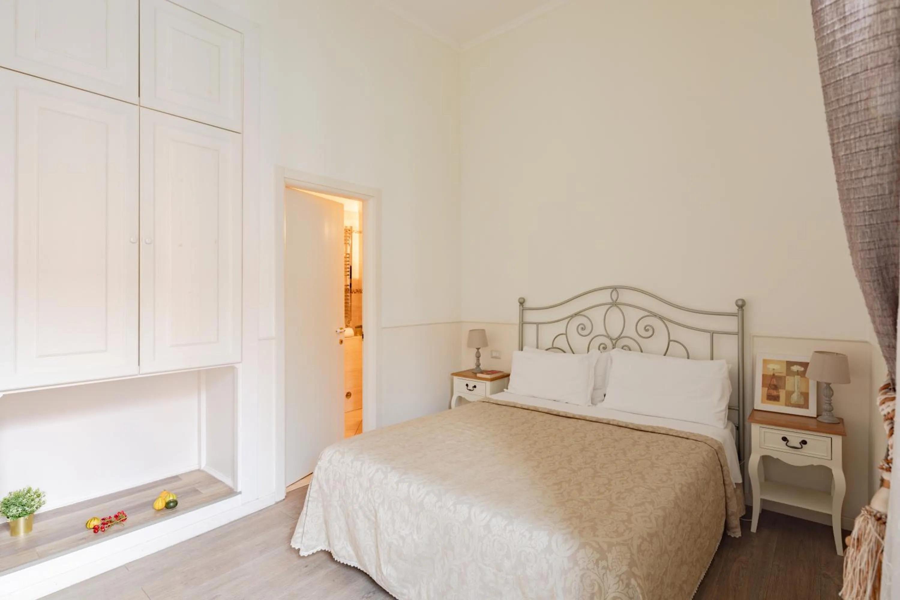 Bedroom, Bed in Dante's in Vaticano