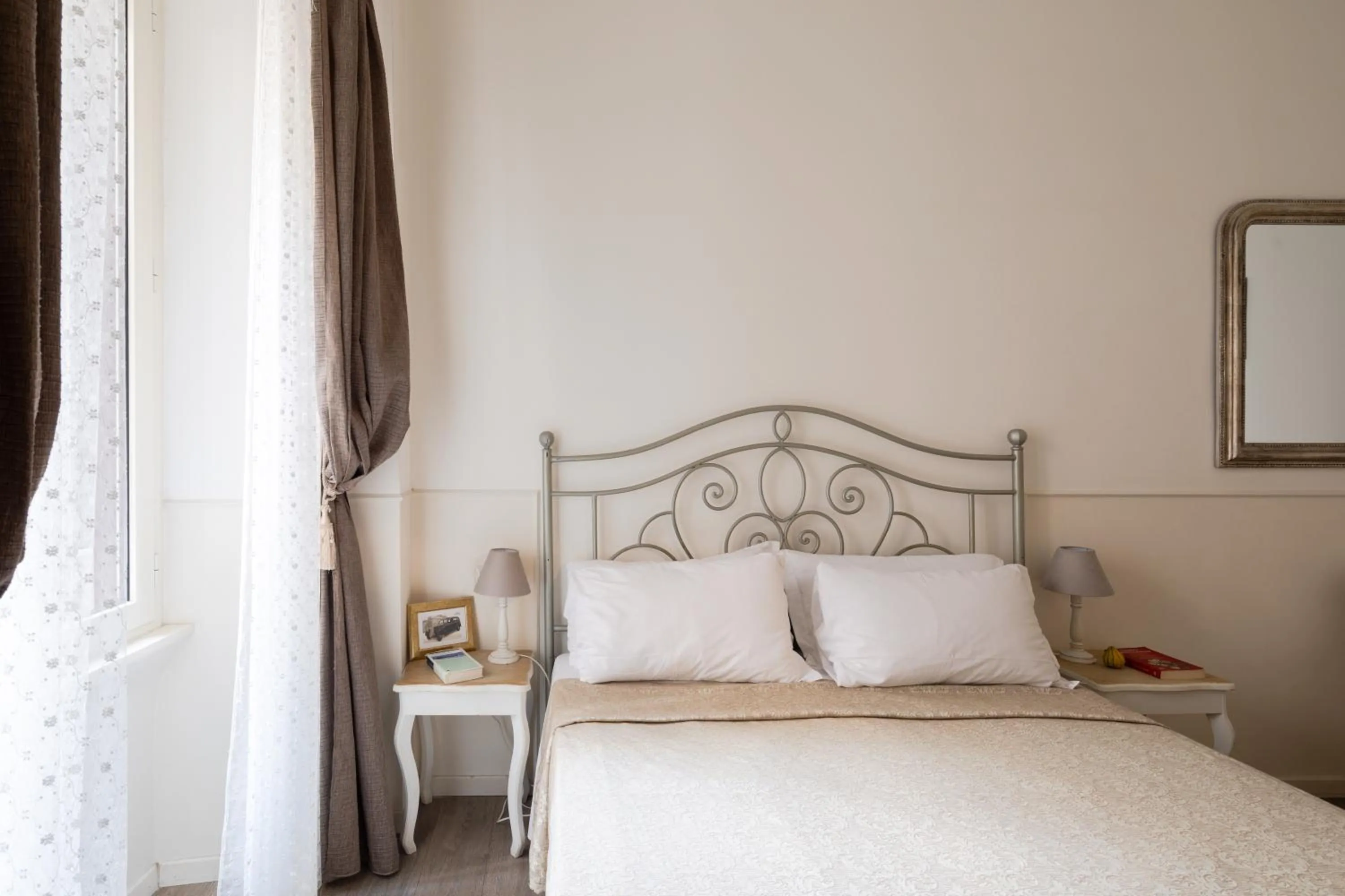 Bedroom, Bed in Dante's in Vaticano