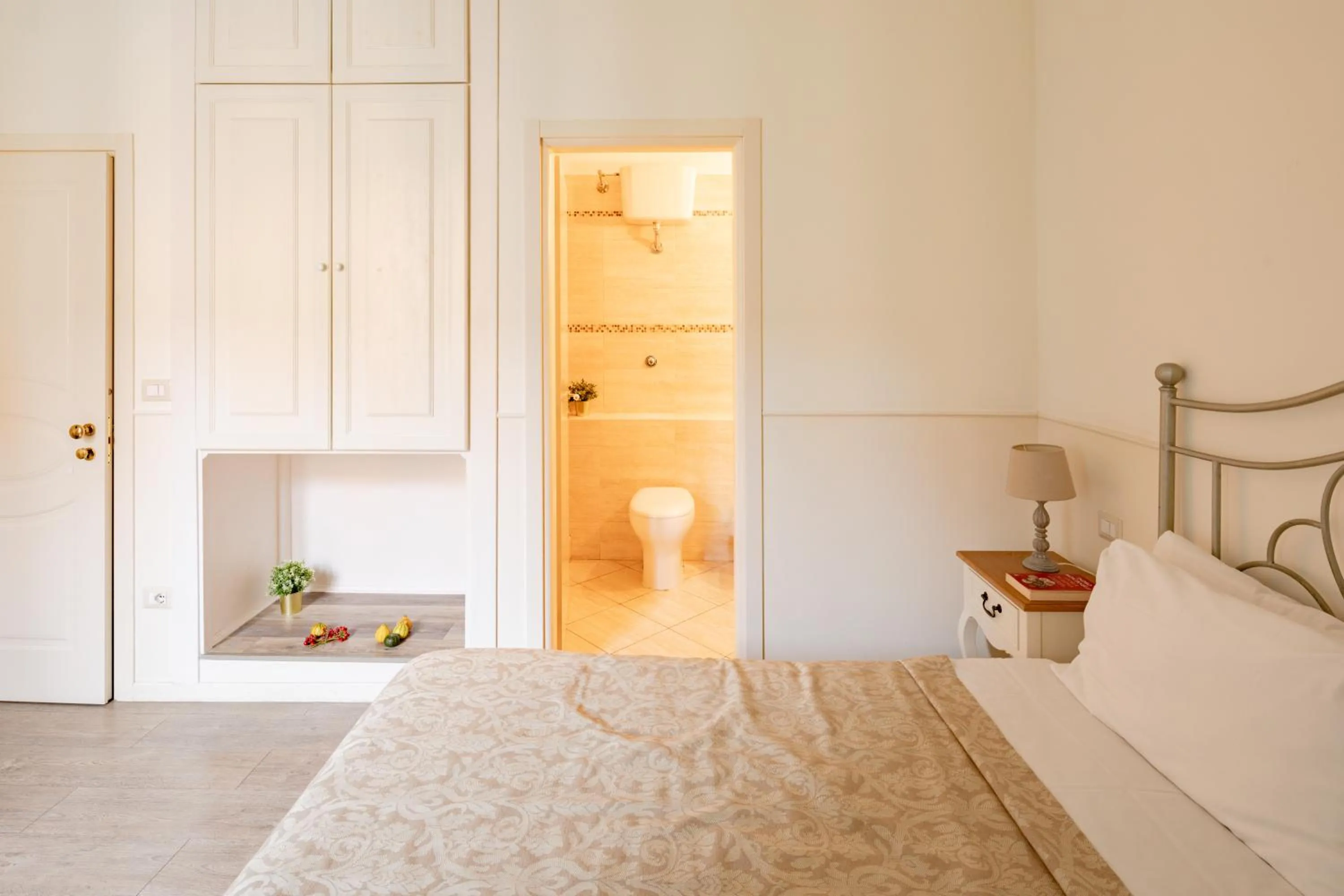 Bedroom, Bed in Dante's in Vaticano