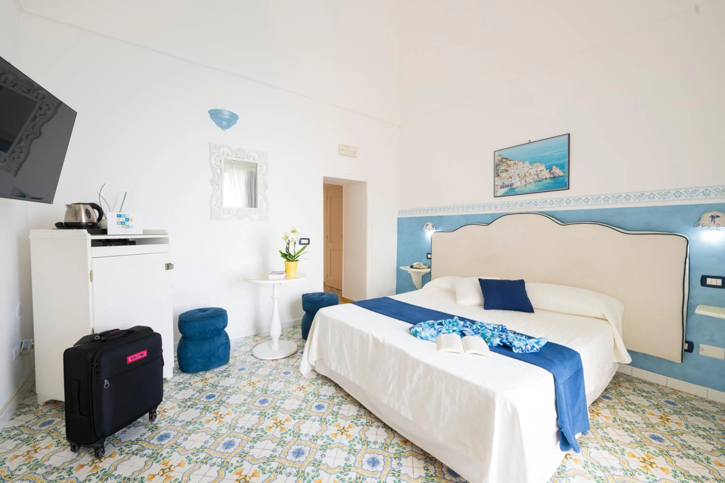 Communal lounge/ TV room, Bed in Palazzo Talamo